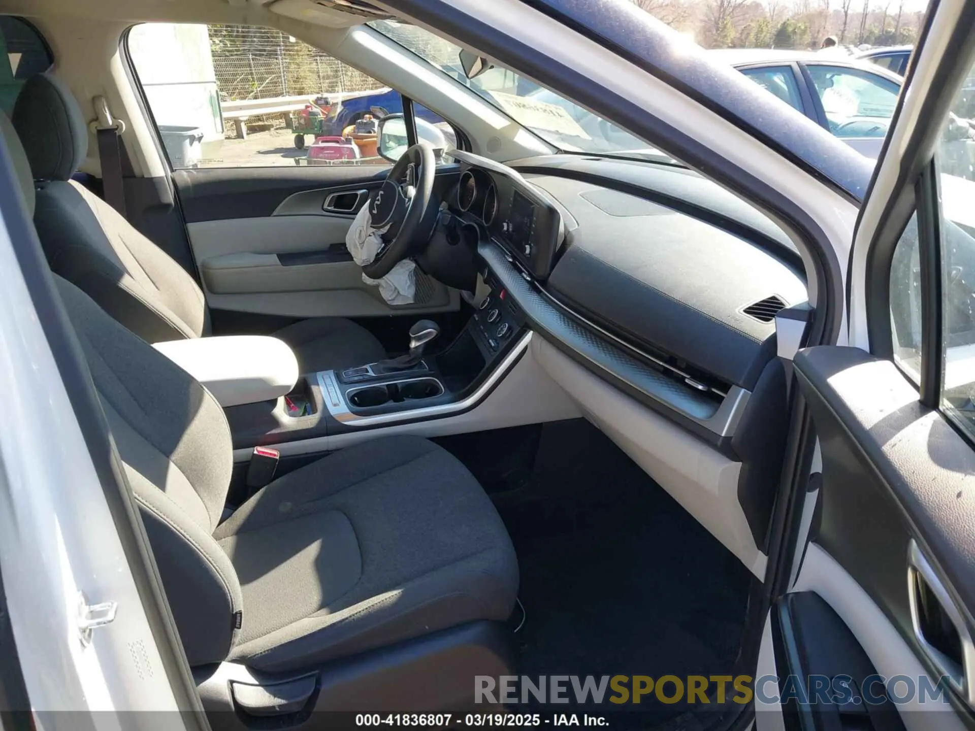 5 Photograph of a damaged car KNDNB4H33N6168192 KIA CARNIVAL MPV 2022