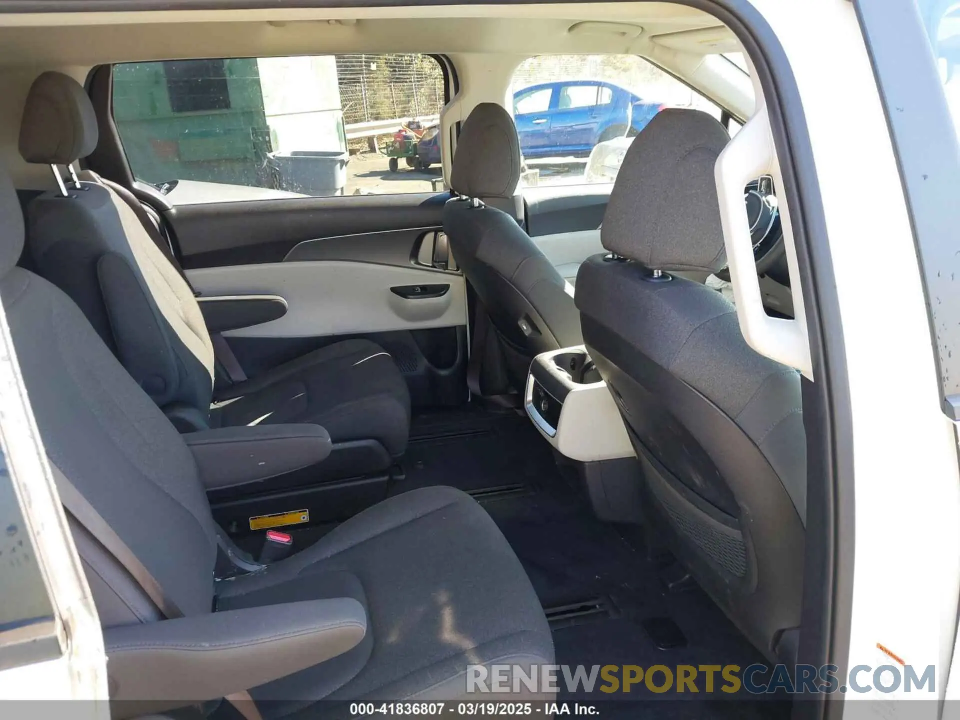 8 Photograph of a damaged car KNDNB4H33N6168192 KIA CARNIVAL MPV 2022