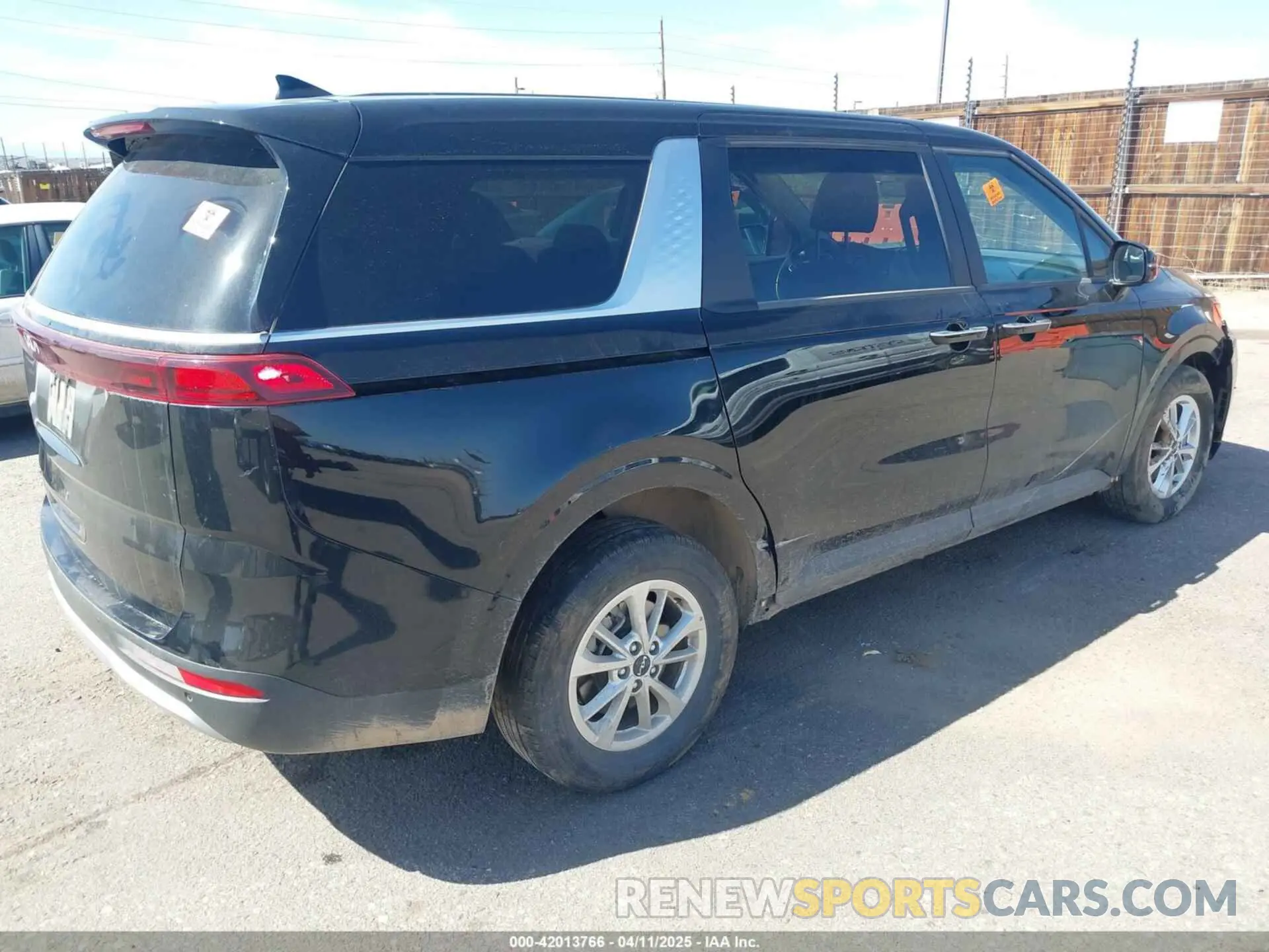 4 Photograph of a damaged car KNDNB4H39N6121880 KIA CARNIVAL MPV 2022
