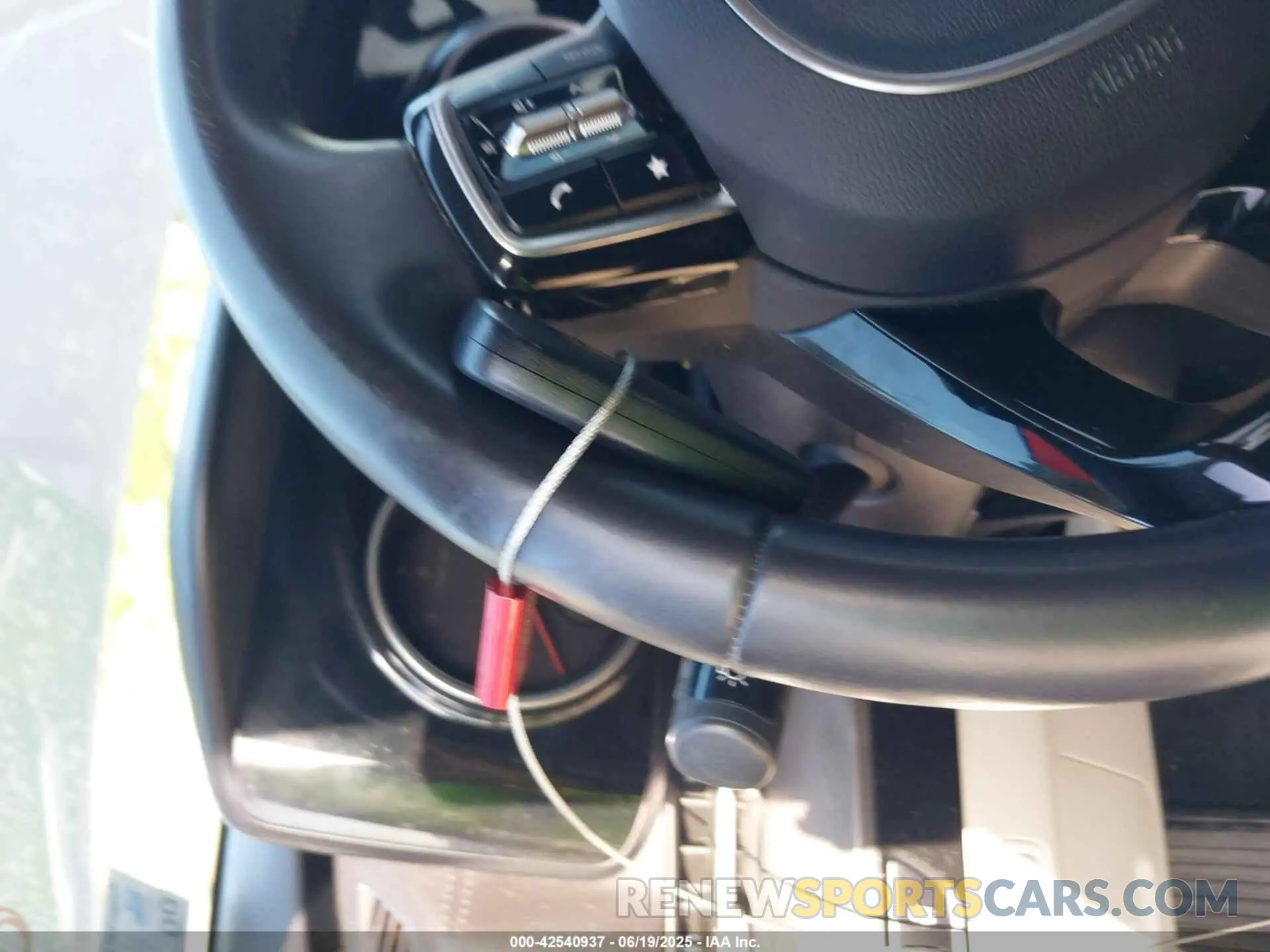 11 Photograph of a damaged car KNDNC5H39N6085398 KIA CARNIVAL MPV 2022