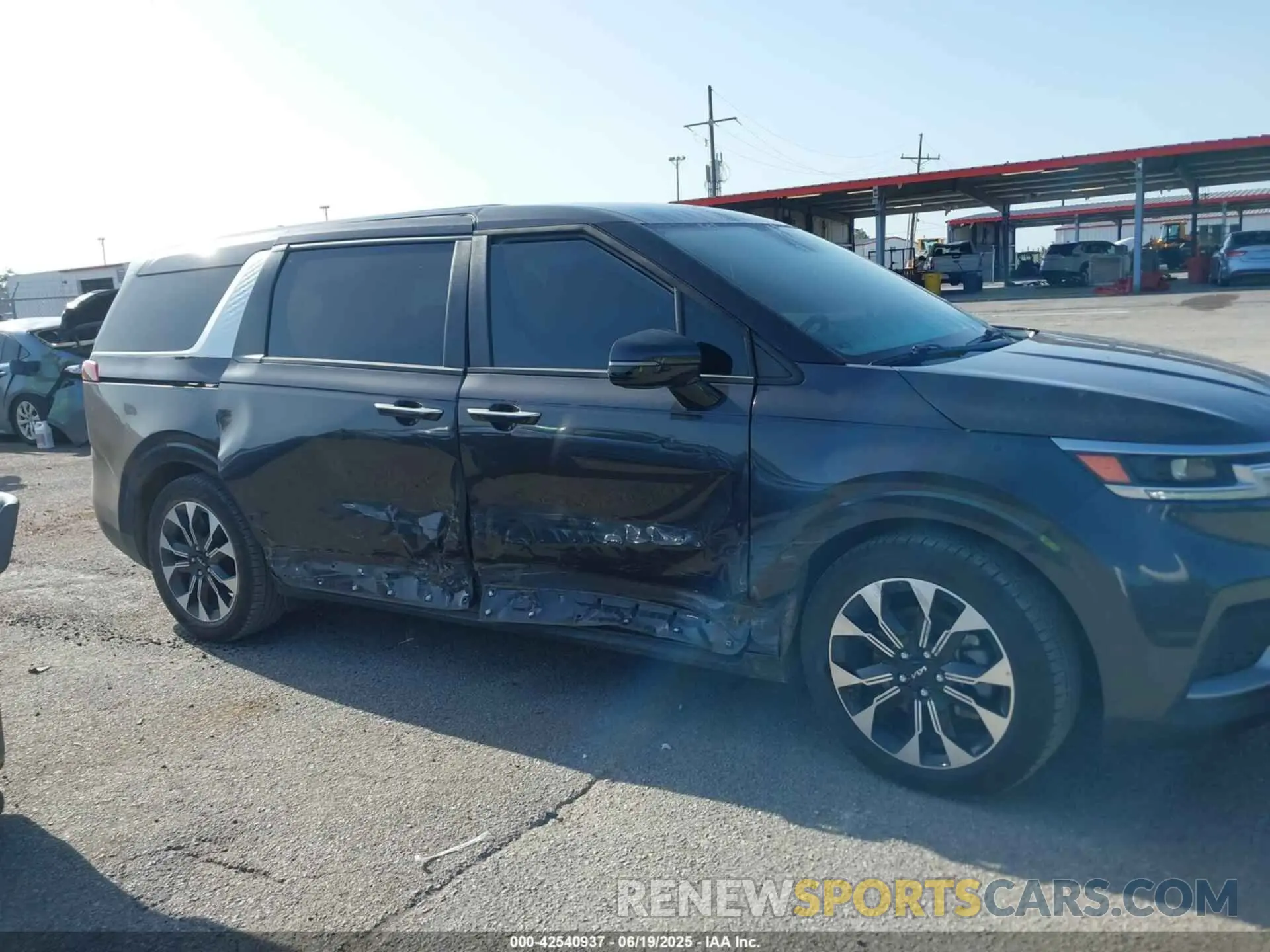 13 Photograph of a damaged car KNDNC5H39N6085398 KIA CARNIVAL MPV 2022