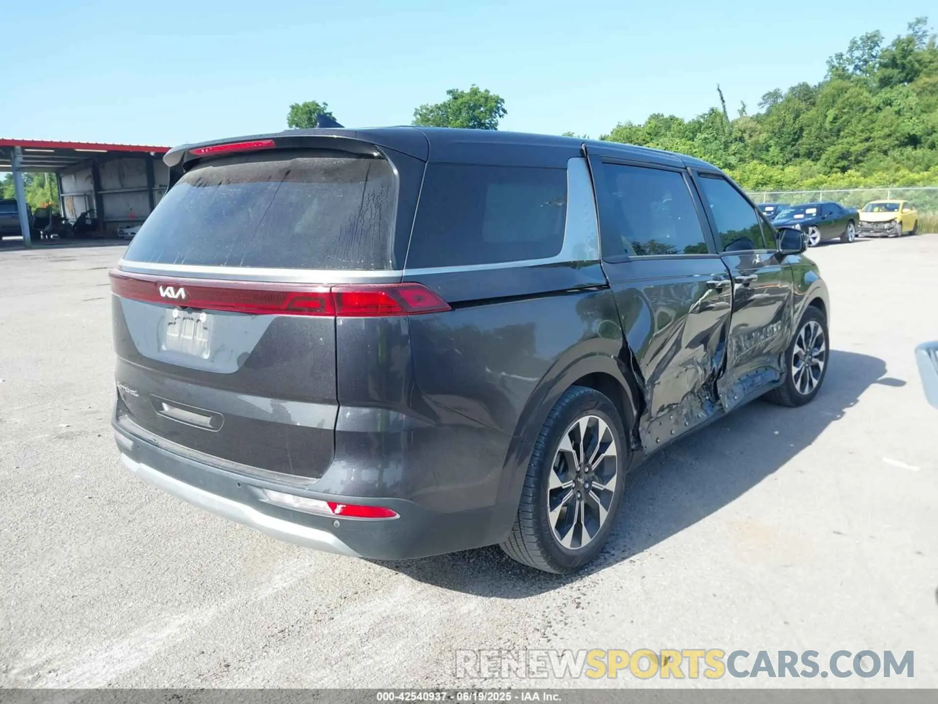 4 Photograph of a damaged car KNDNC5H39N6085398 KIA CARNIVAL MPV 2022