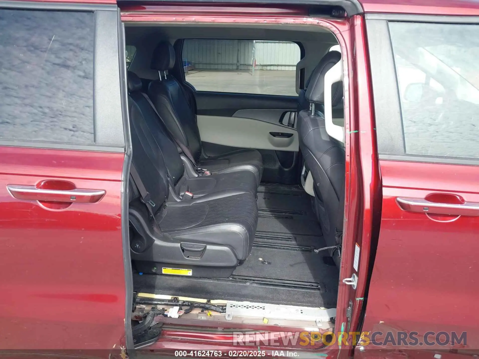 8 Photograph of a damaged car KNDNB4H35P6262707 KIA CARNIVAL MPV 2023