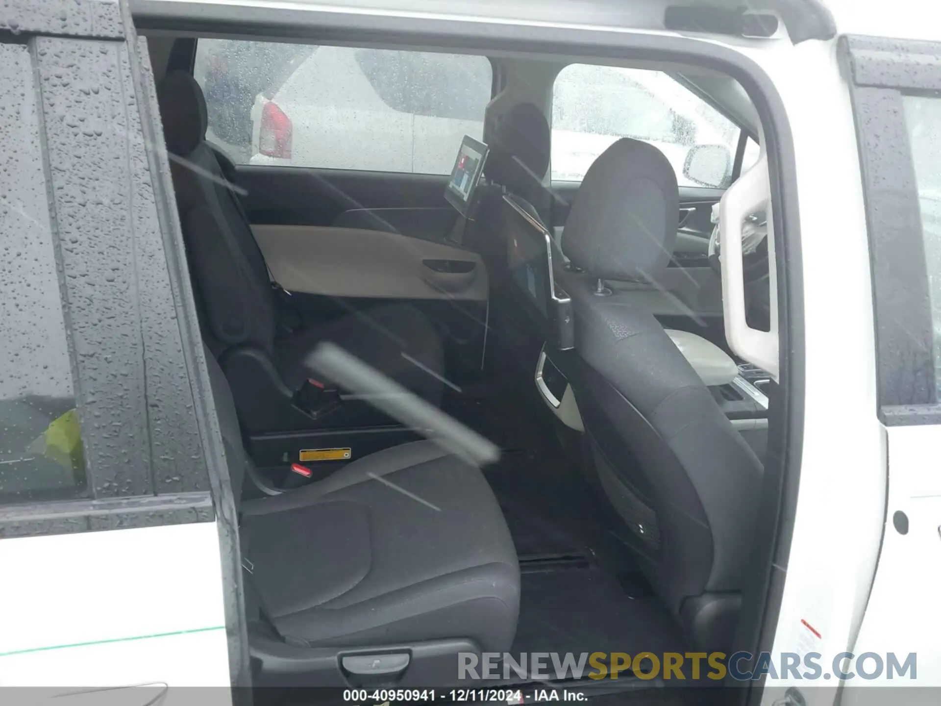 8 Photograph of a damaged car KNDNB4H36P6197303 KIA CARNIVAL MPV 2023