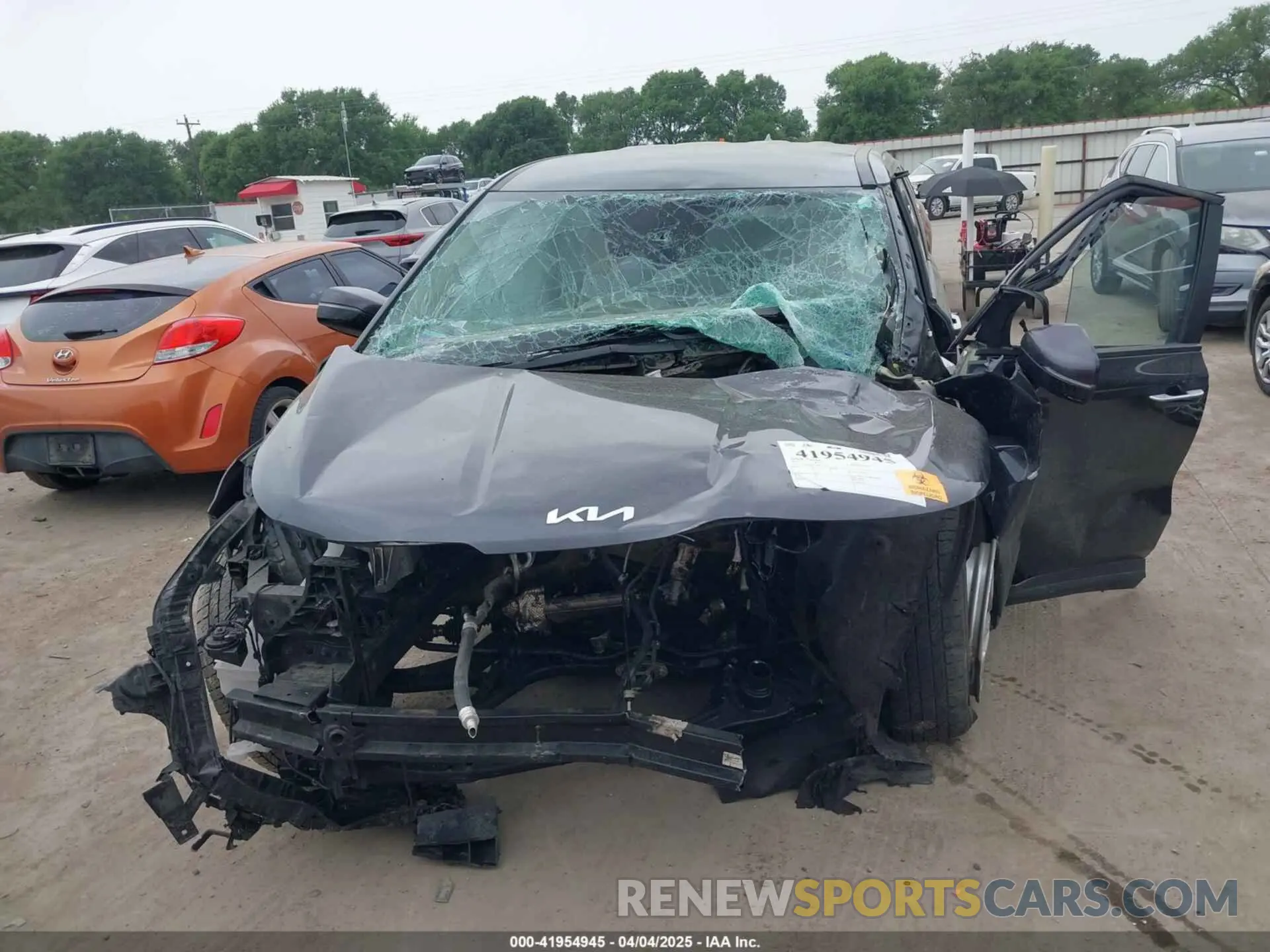 11 Photograph of a damaged car KNDNB4H3XP6211011 KIA CARNIVAL MPV 2023