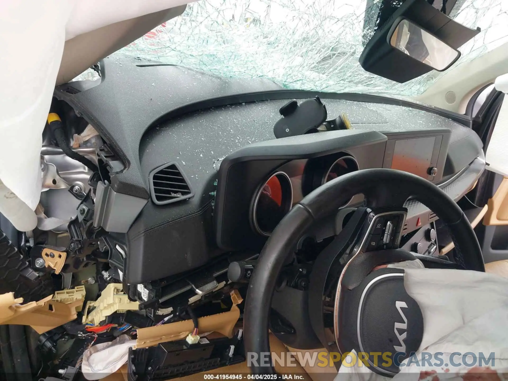 7 Photograph of a damaged car KNDNB4H3XP6211011 KIA CARNIVAL MPV 2023