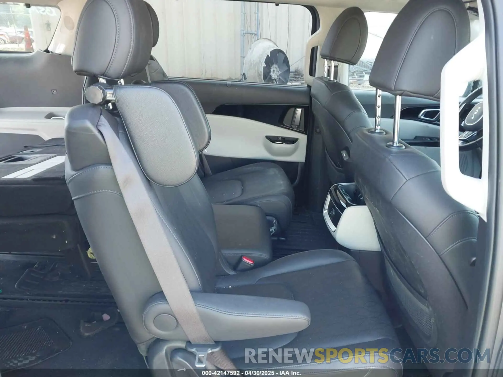 8 Фотография поврежденного автомобиля KNDNC5H35P6191978 KIA CARNIVAL MPV 2023