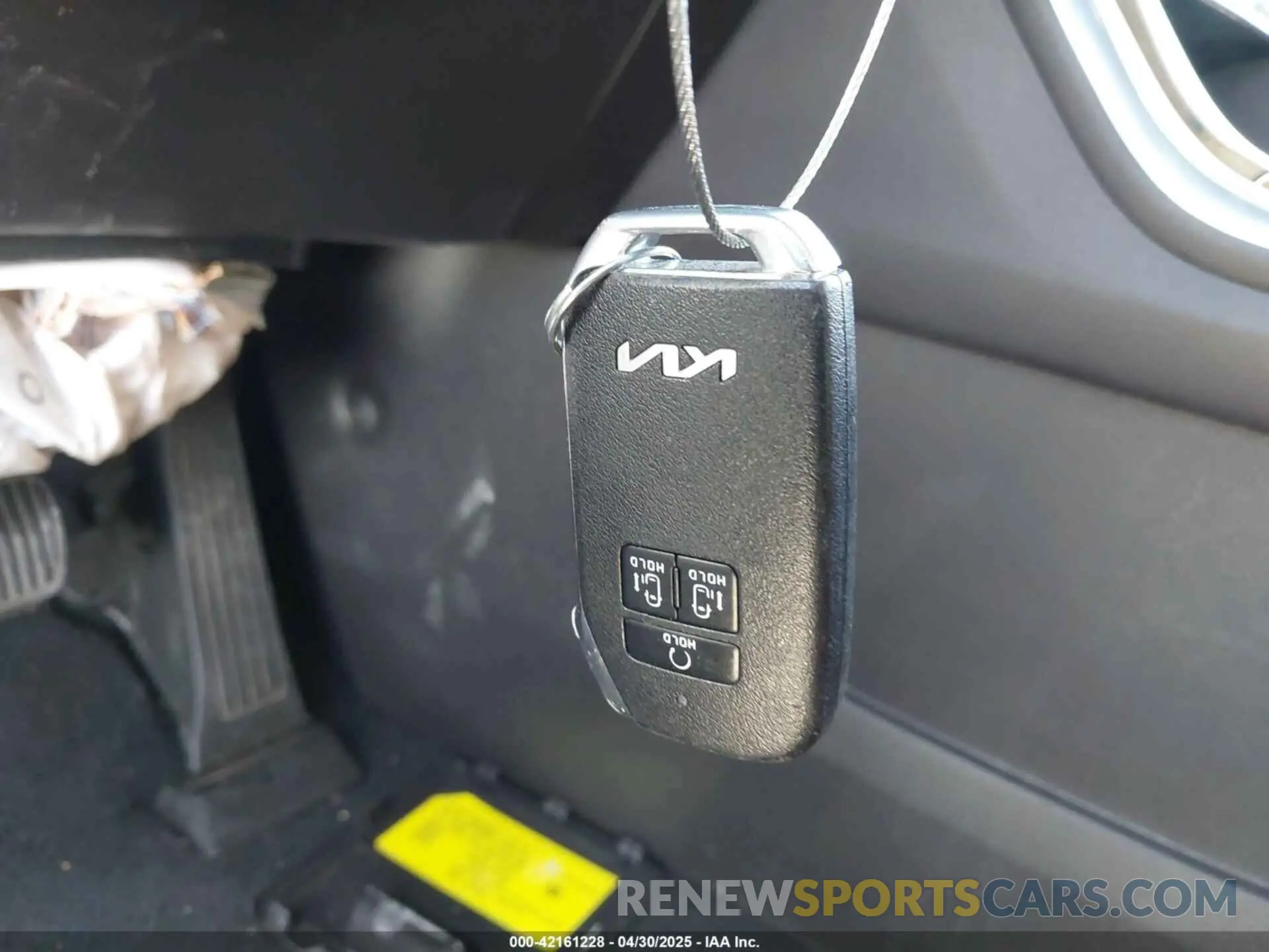11 Фотография поврежденного автомобиля KNDNE5H30P6221317 KIA CARNIVAL MPV 2023