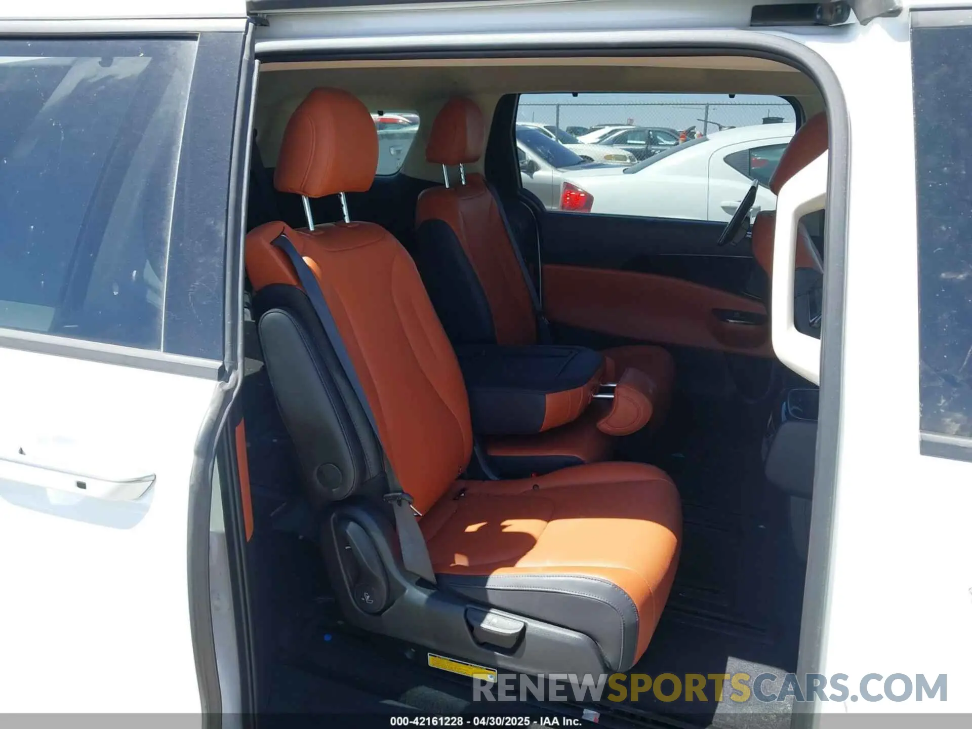 8 Фотография поврежденного автомобиля KNDNE5H30P6221317 KIA CARNIVAL MPV 2023
