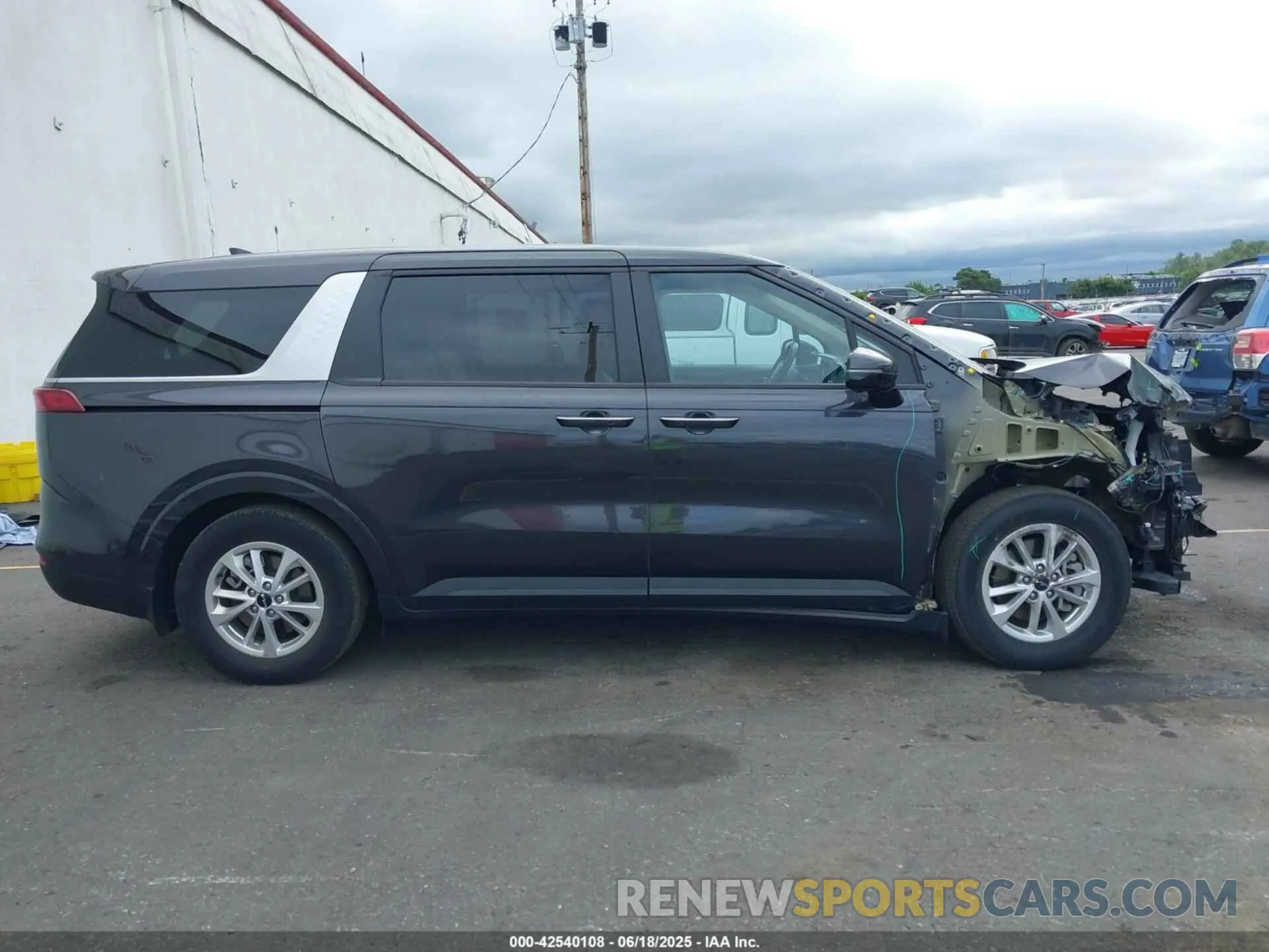 14 Photograph of a damaged car KNDNB4H30R6365505 KIA CARNIVAL MPV 2024