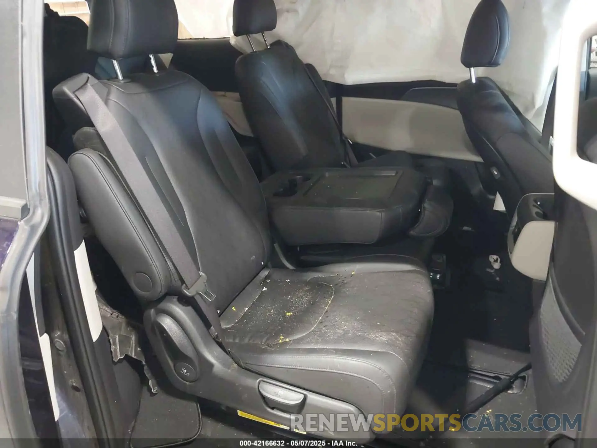 8 Photograph of a damaged car KNDNB4H31R6397993 KIA CARNIVAL MPV 2024