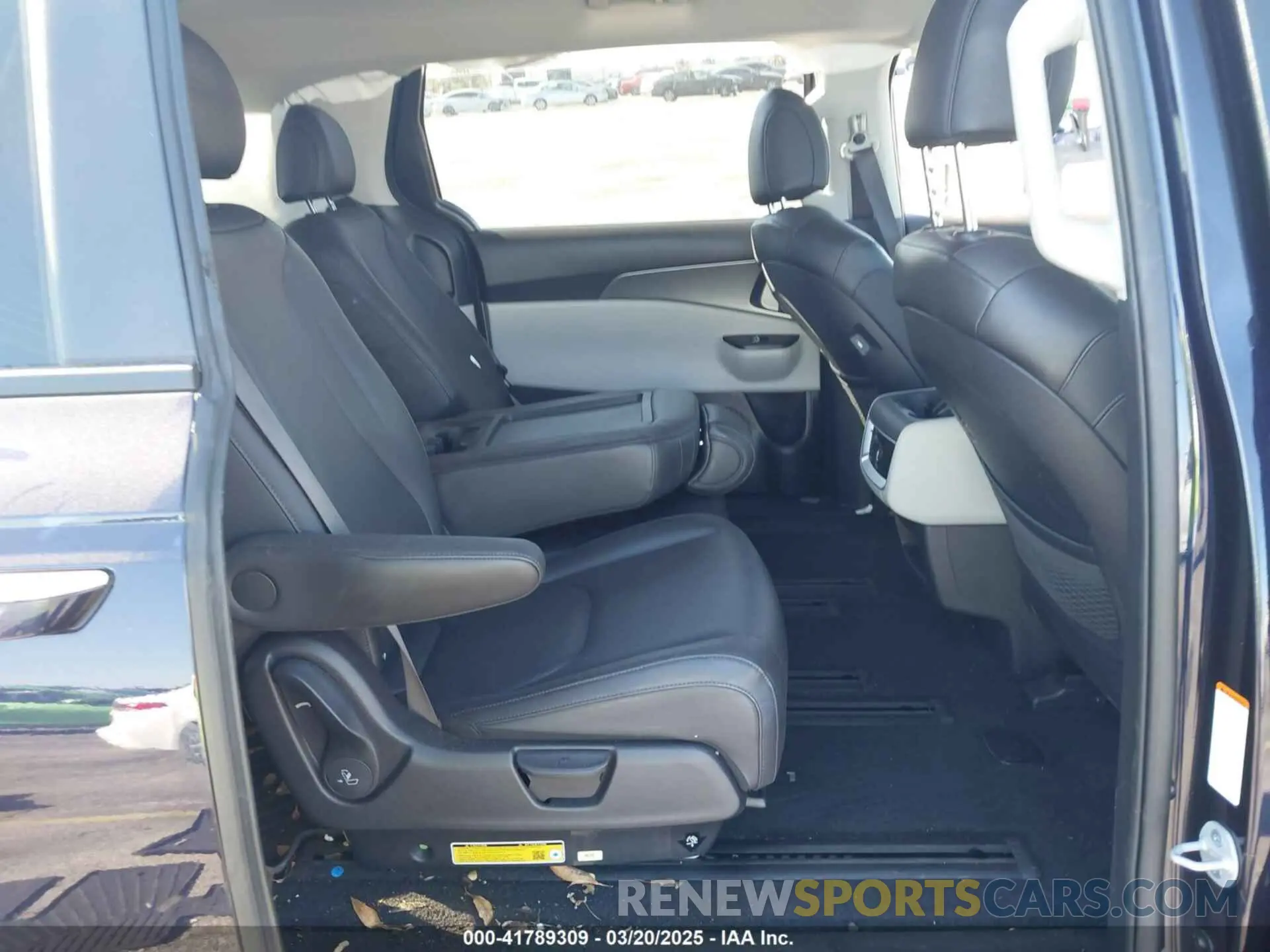 8 Фотография поврежденного автомобиля KNDNB4H33R6441640 KIA CARNIVAL MPV 2024