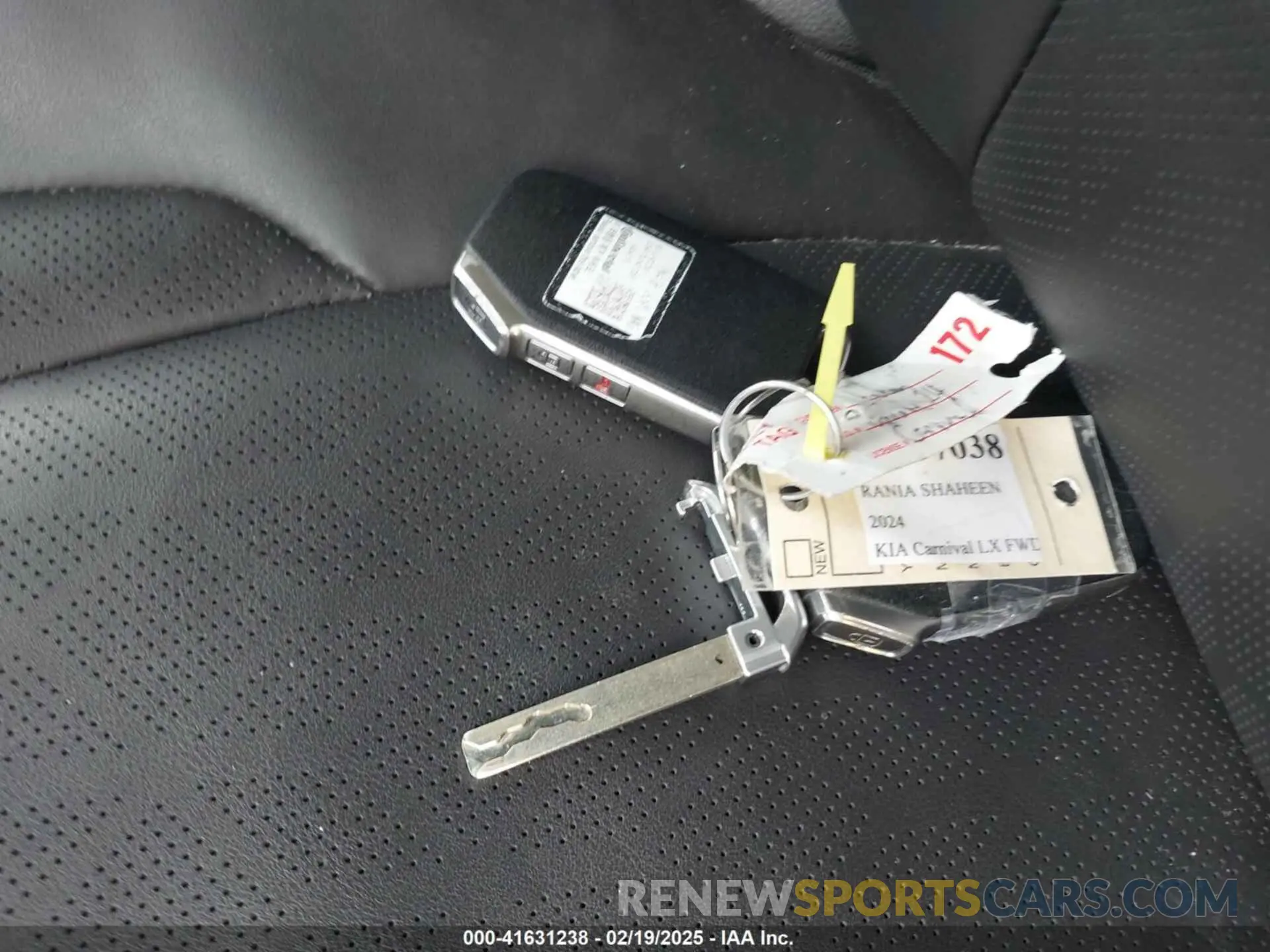11 Photograph of a damaged car KNDNB4H34R6328831 KIA CARNIVAL MPV 2024