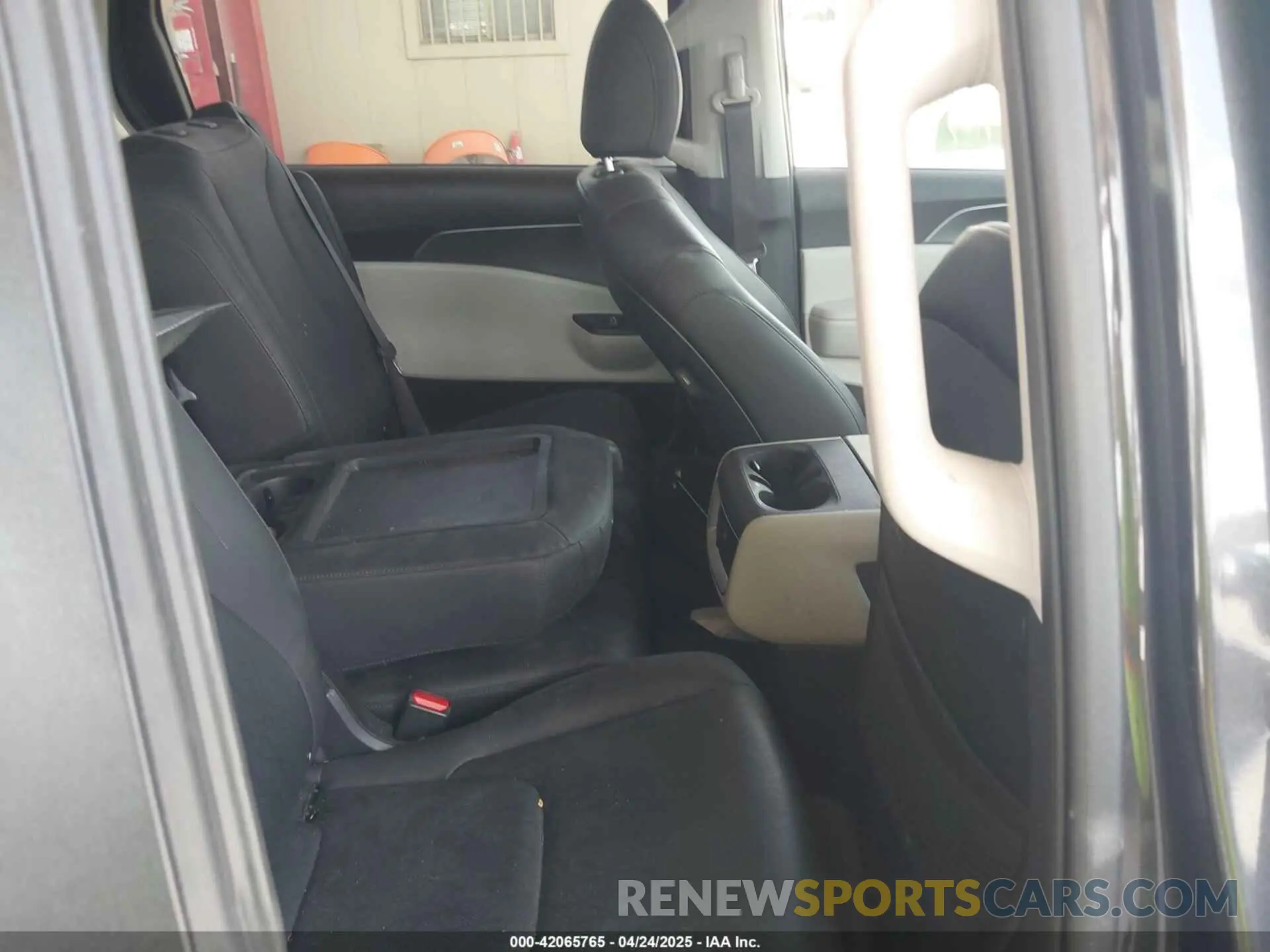 8 Фотография поврежденного автомобиля KNDNB4H36R6442183 KIA CARNIVAL MPV 2024