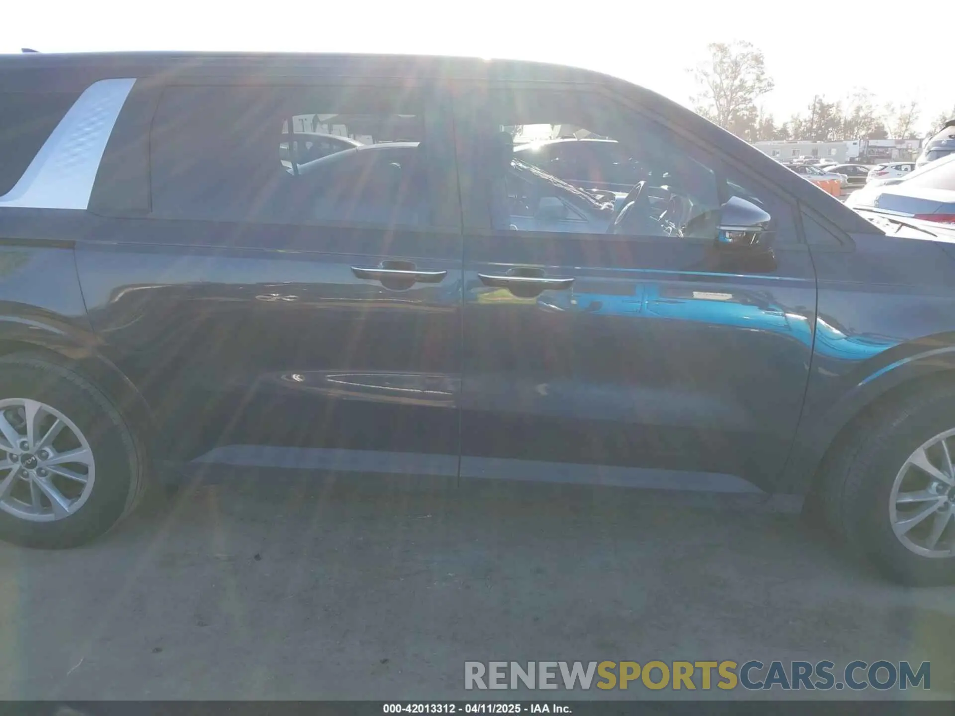 14 Photograph of a damaged car KNDNB4H38R6383380 KIA CARNIVAL MPV 2024