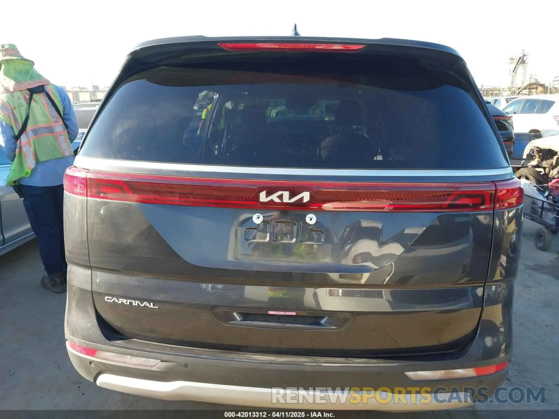 17 Photograph of a damaged car KNDNB4H38R6383380 KIA CARNIVAL MPV 2024