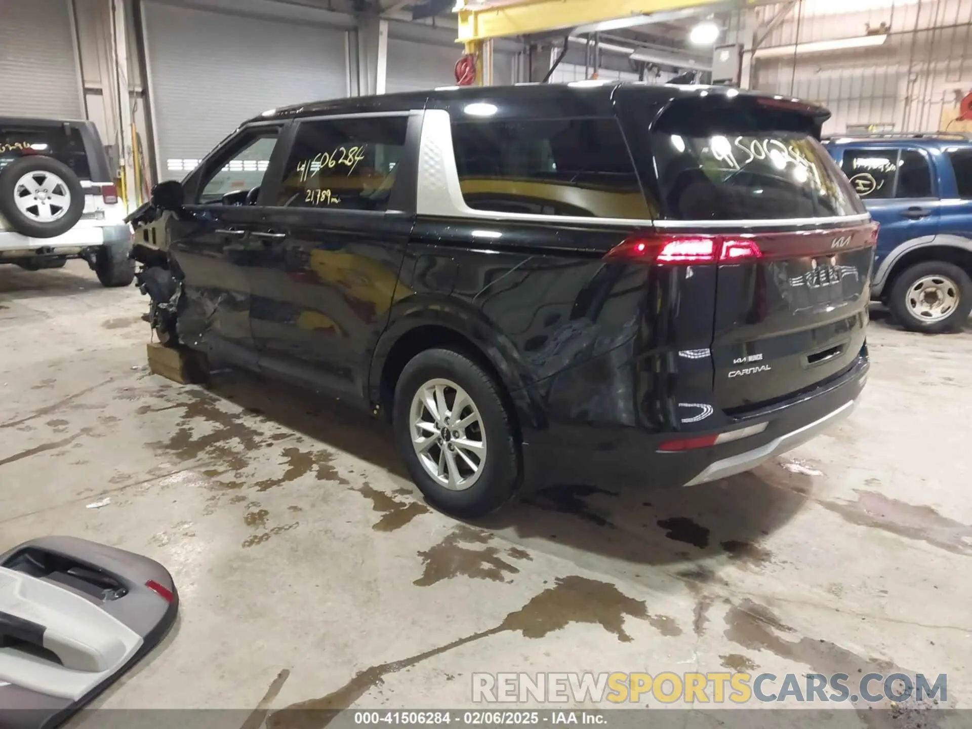 2 Фотография поврежденного автомобиля KNDNB4H39R6341607 KIA CARNIVAL MPV 2024