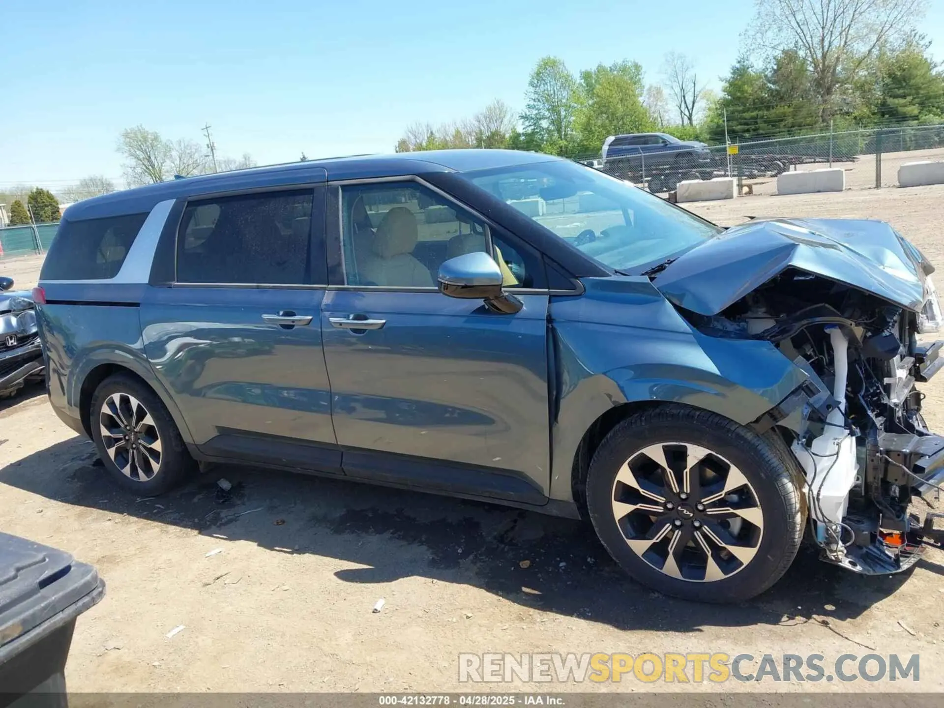 14 Photograph of a damaged car KNDNC5H34R6377269 KIA CARNIVAL MPV 2024