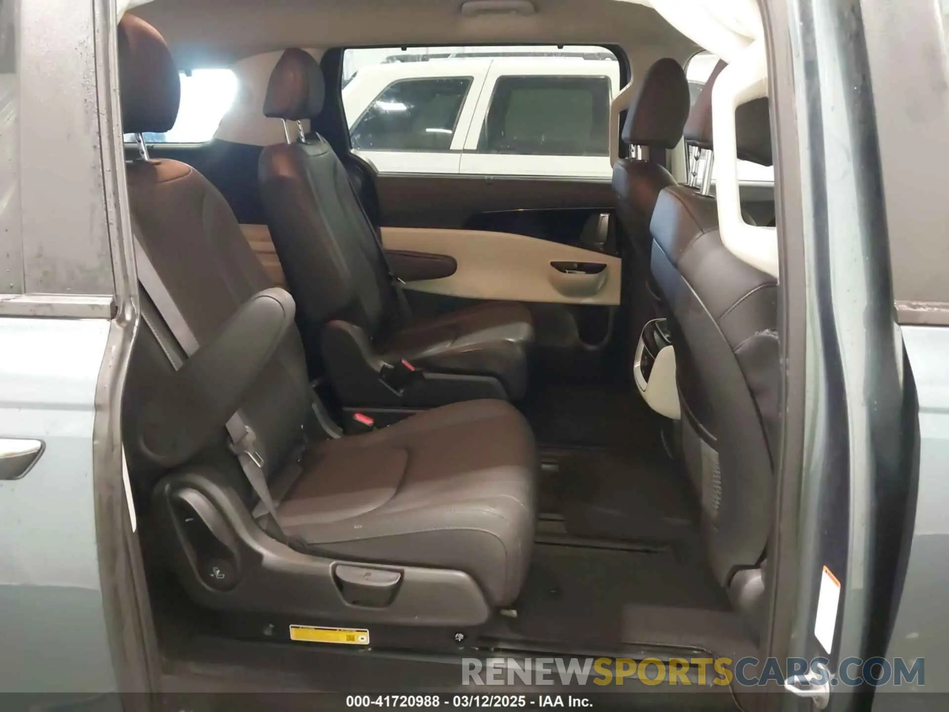 8 Photograph of a damaged car KNDNC5H36R6336772 KIA CARNIVAL MPV 2024