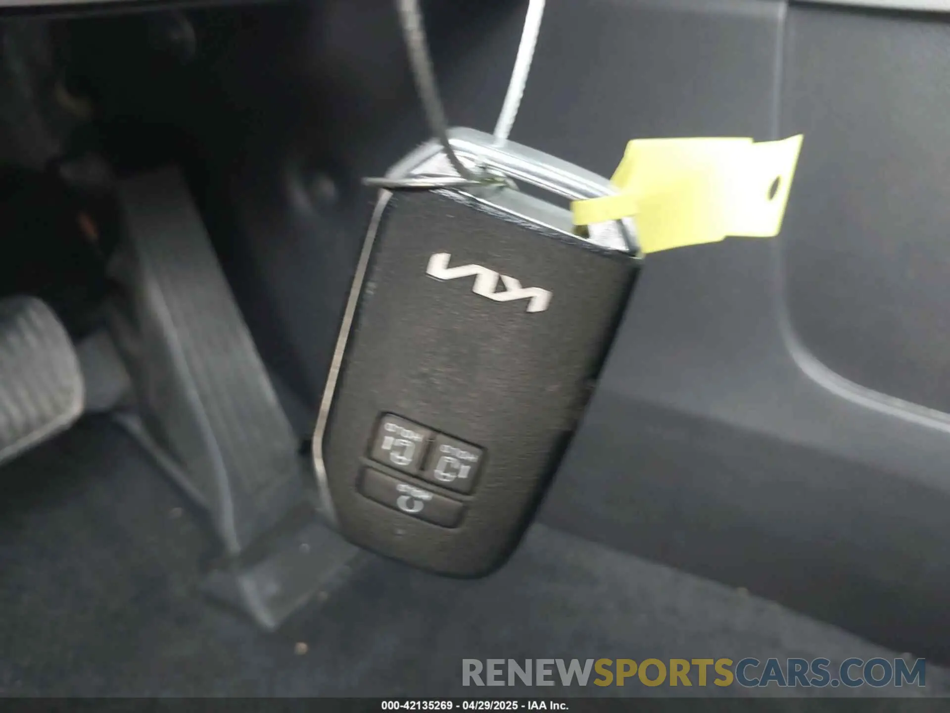 11 Фотография поврежденного автомобиля KNDNC5H36R6386572 KIA CARNIVAL MPV 2024