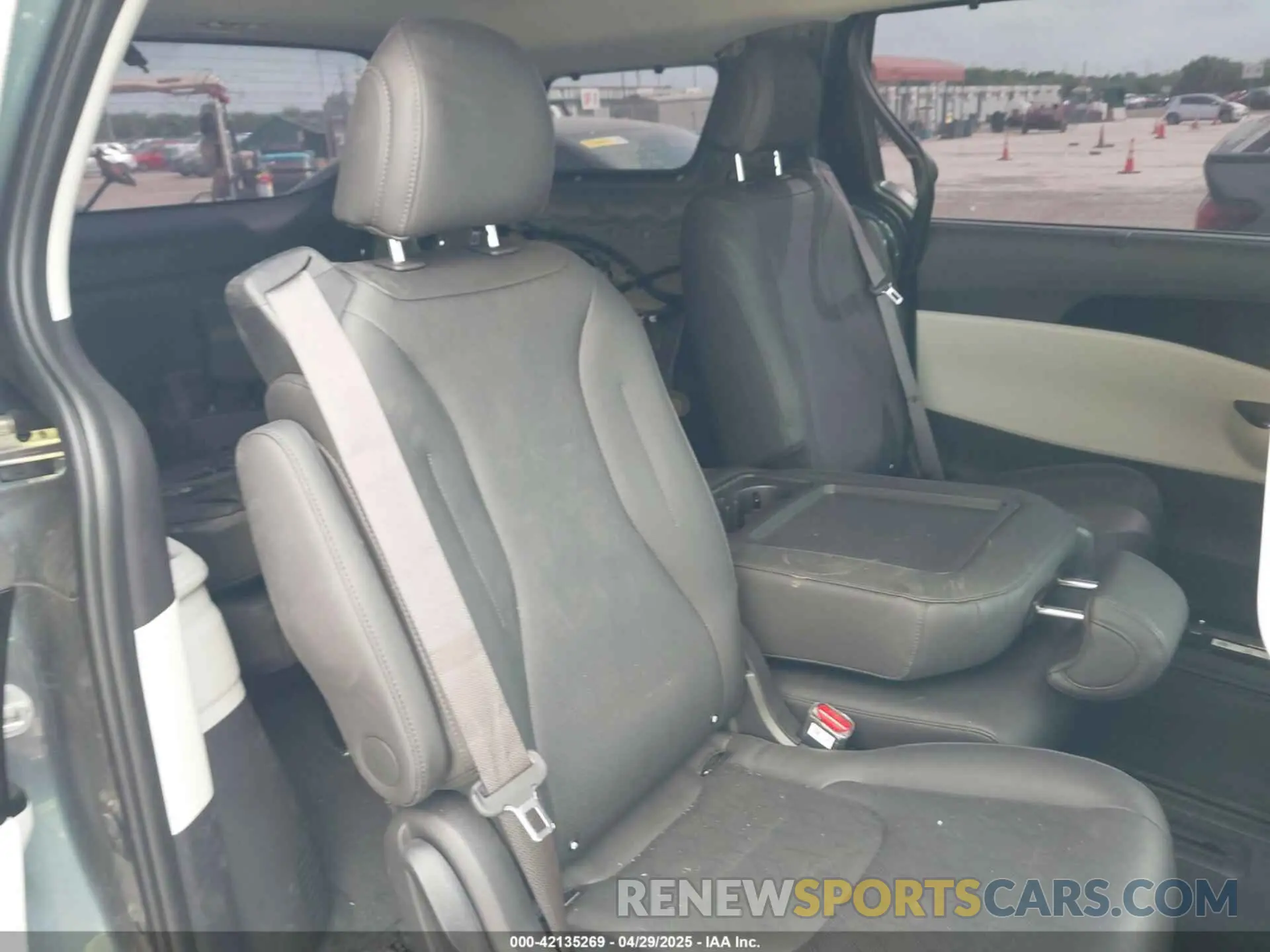 8 Фотография поврежденного автомобиля KNDNC5H36R6386572 KIA CARNIVAL MPV 2024