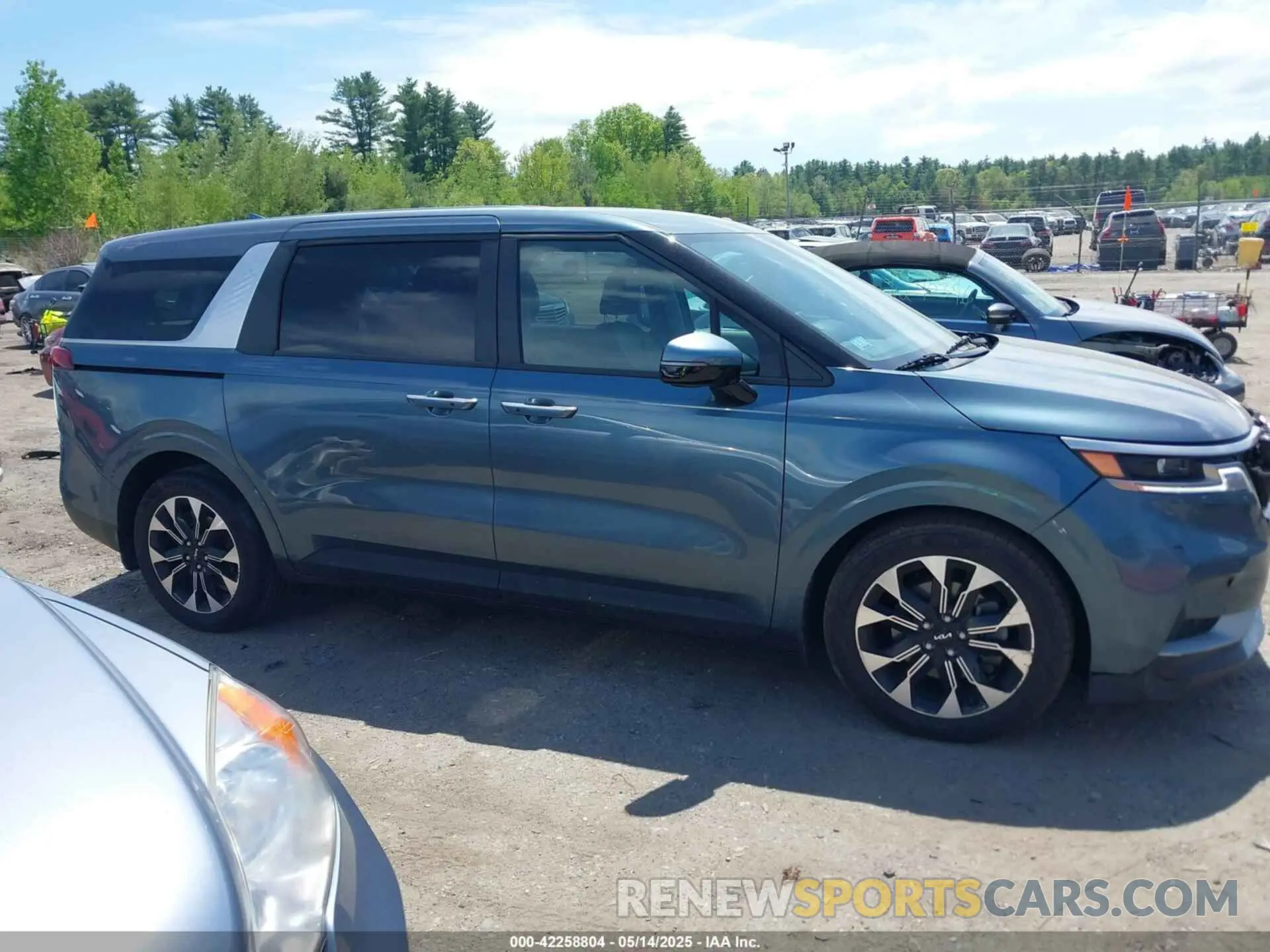 13 Photograph of a damaged car KNDNC5H37R6379842 KIA CARNIVAL MPV 2024