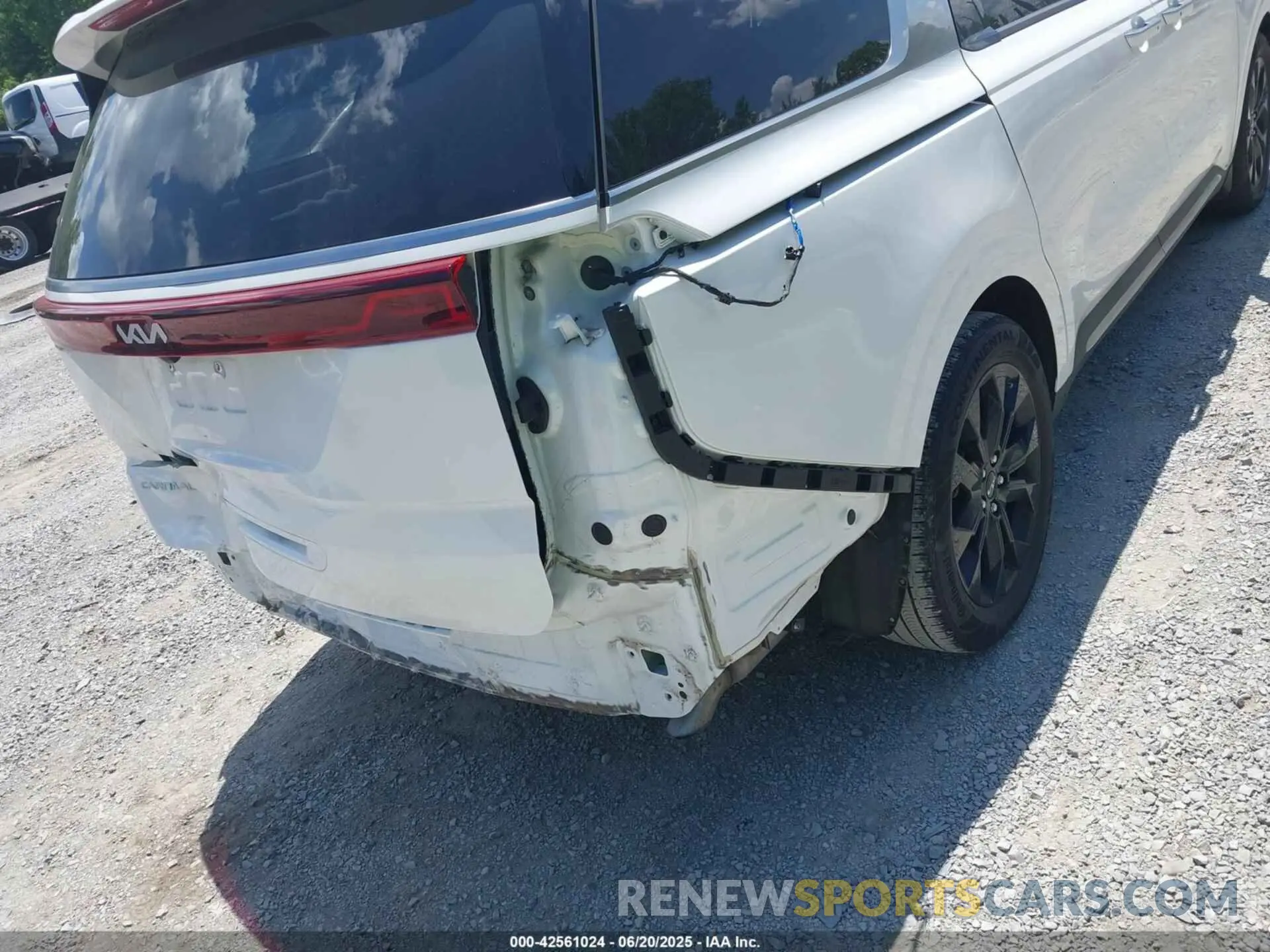 17 Photograph of a damaged car KNDNE5H31R6424493 KIA CARNIVAL MPV 2024
