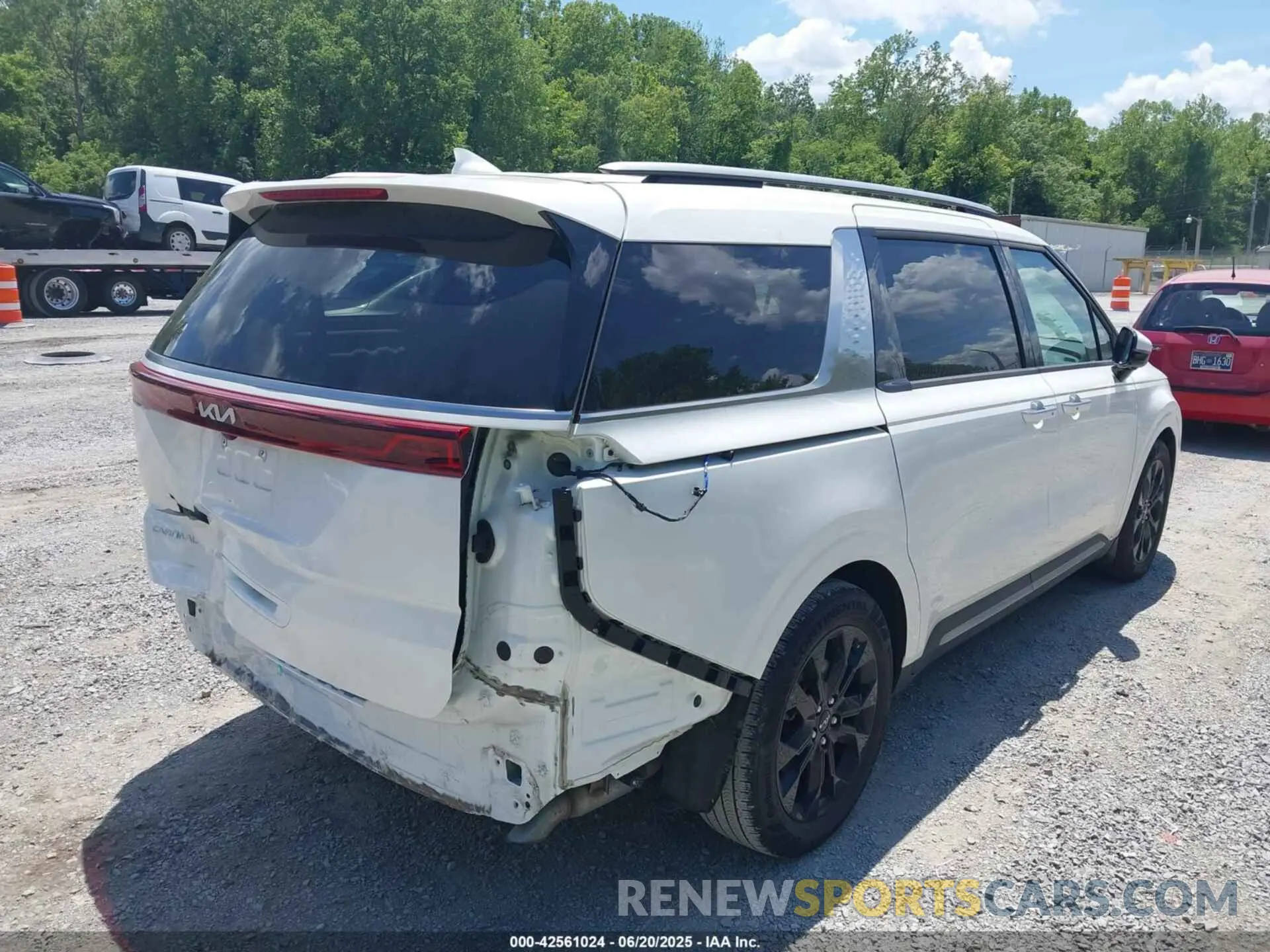 4 Photograph of a damaged car KNDNE5H31R6424493 KIA CARNIVAL MPV 2024