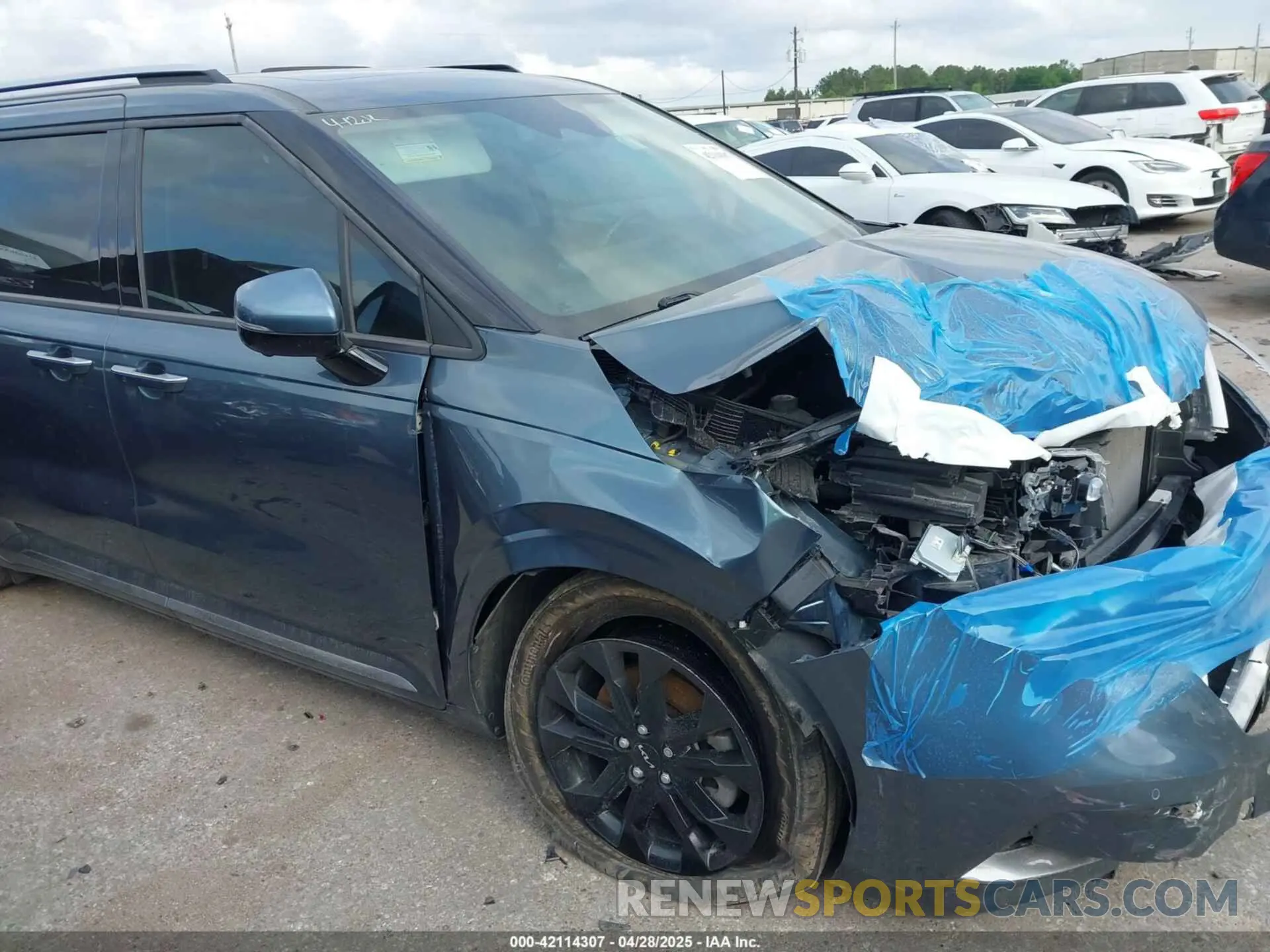 1 Photograph of a damaged car KNDNE5H33R6375166 KIA CARNIVAL MPV 2024