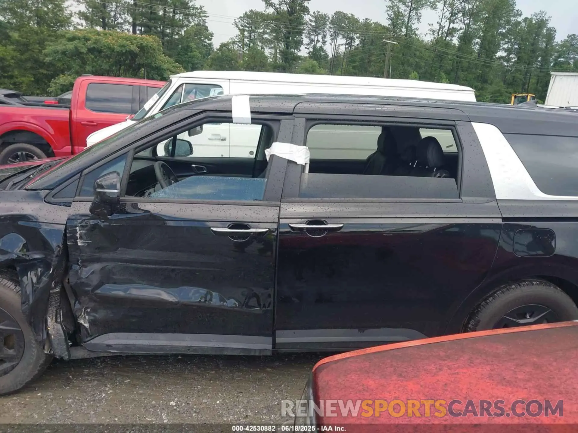 14 Photograph of a damaged car KNDNB5K33S6524084 KIA CARNIVAL MPV 2025