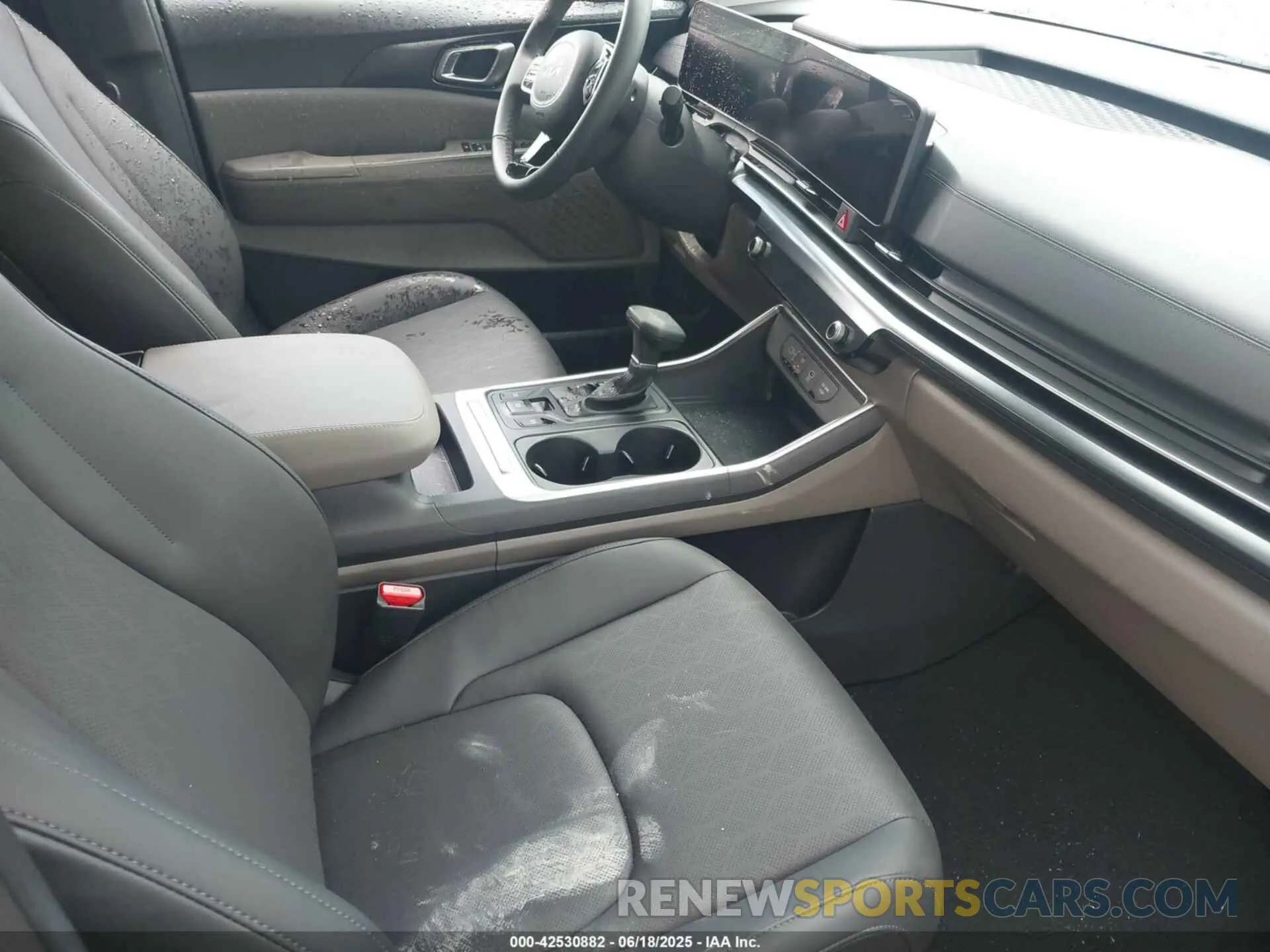 5 Photograph of a damaged car KNDNB5K33S6524084 KIA CARNIVAL MPV 2025