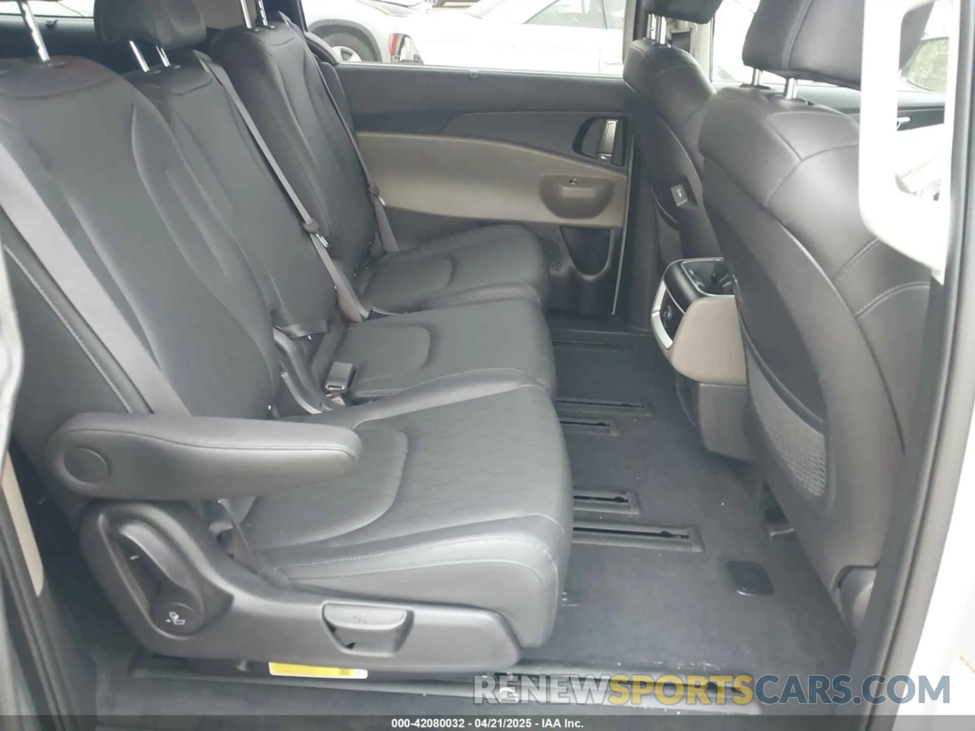 8 Фотография поврежденного автомобиля KNDNC5K33S6476292 KIA CARNIVAL MPV 2025