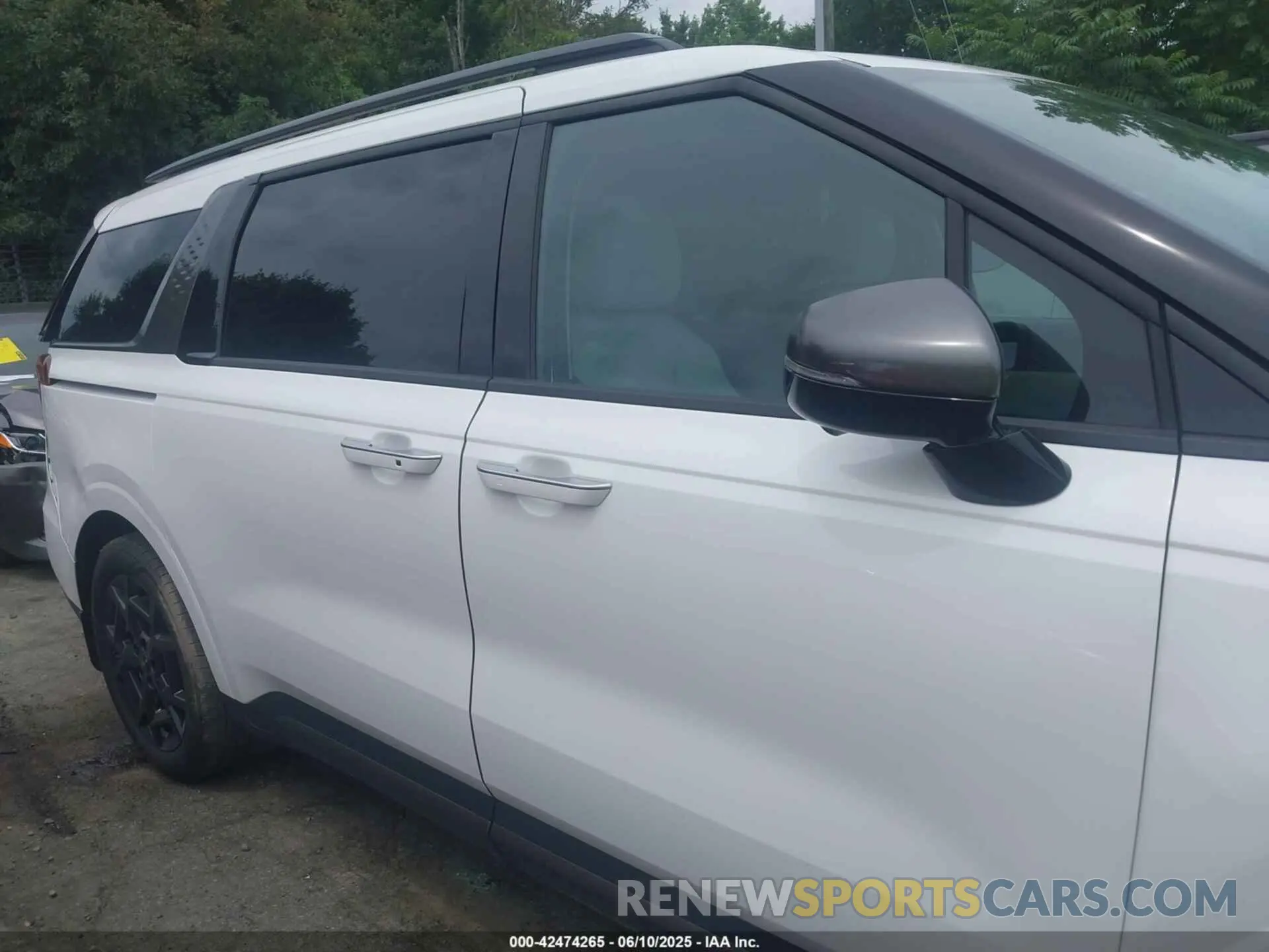 12 Photograph of a damaged car KNDNE5K31S6459145 KIA CARNIVAL MPV 2025