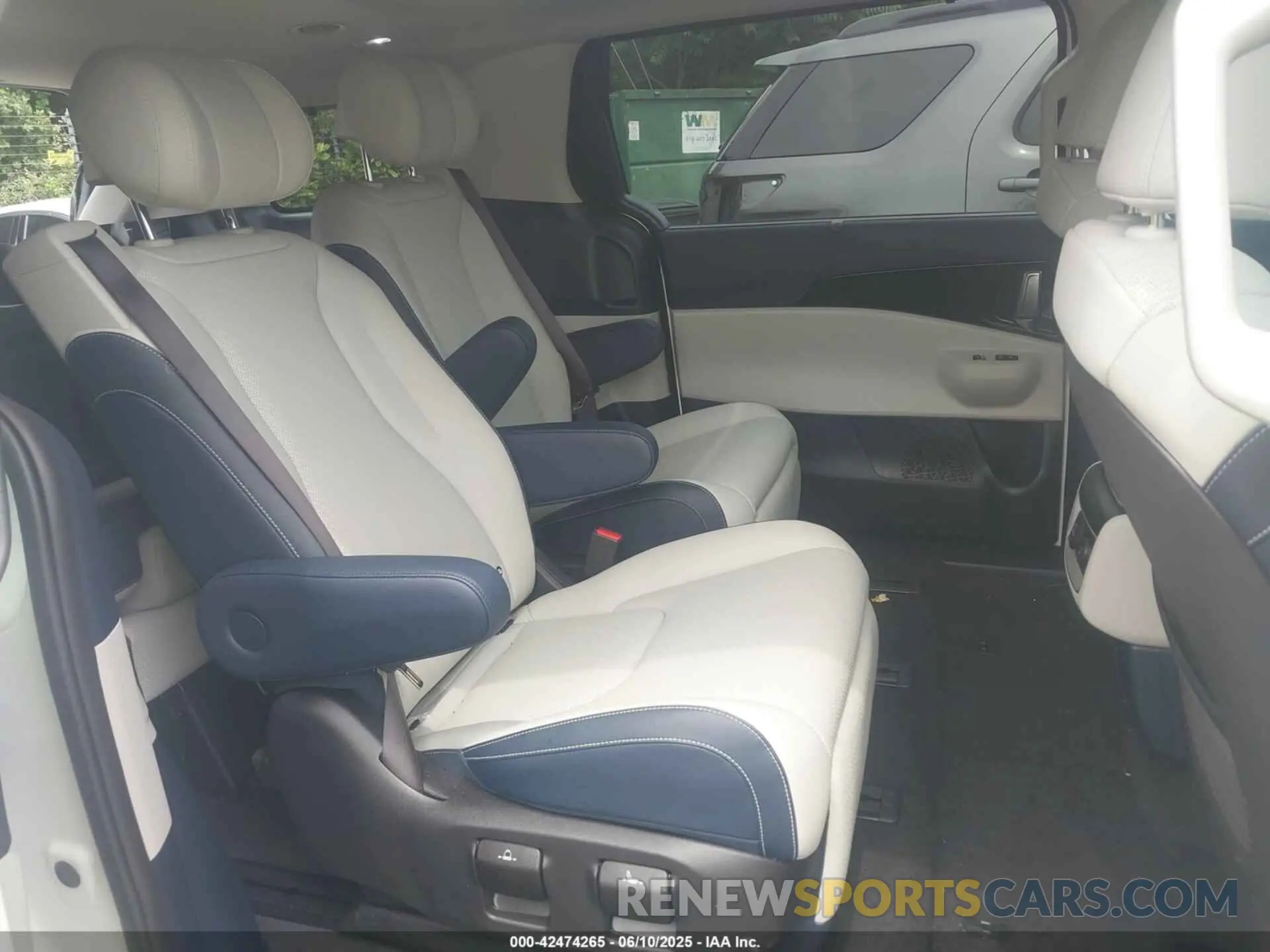 8 Photograph of a damaged car KNDNE5K31S6459145 KIA CARNIVAL MPV 2025