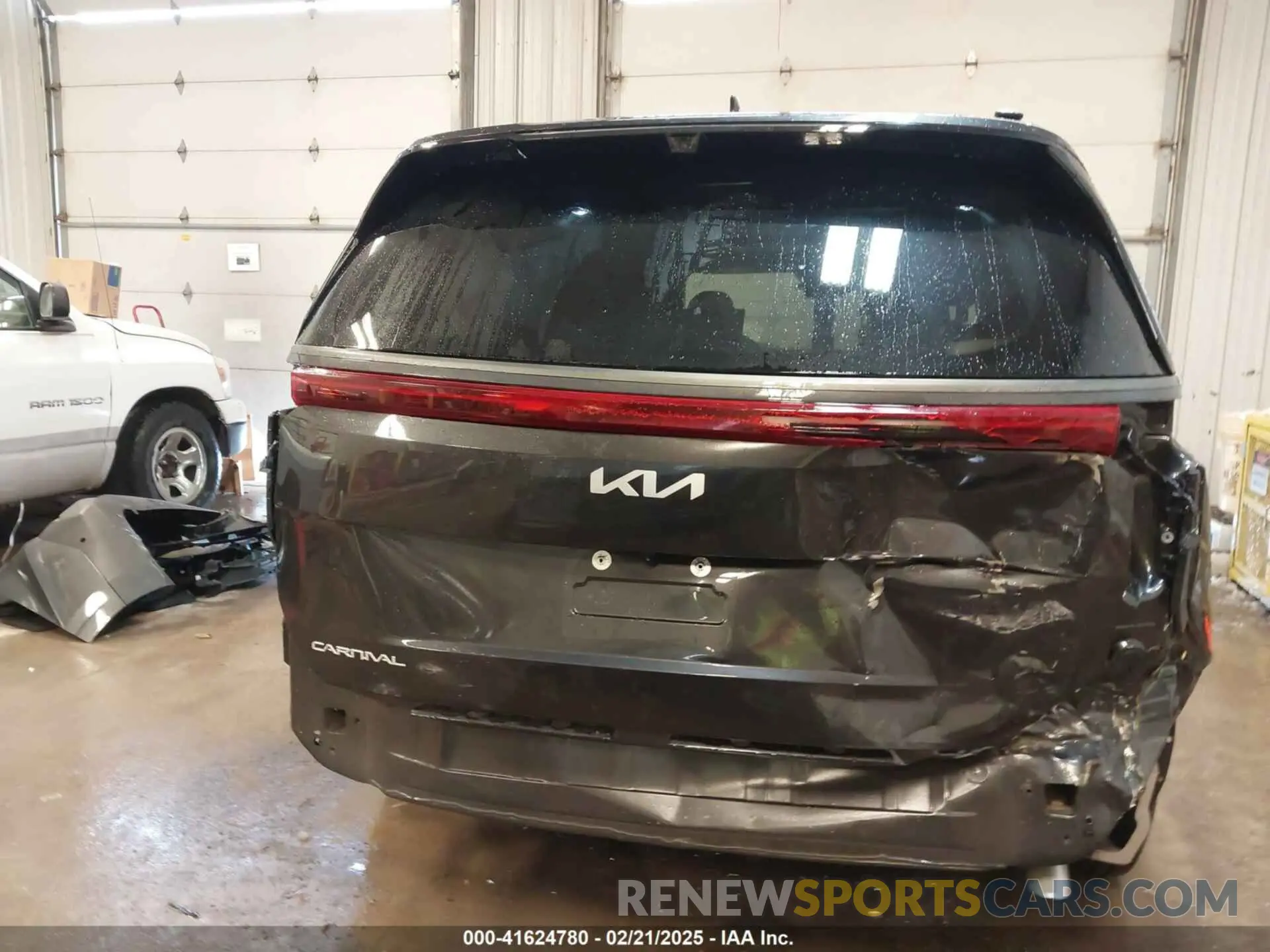 17 Фотография поврежденного автомобиля KNDNE5K33S6467800 KIA CARNIVAL MPV 2025