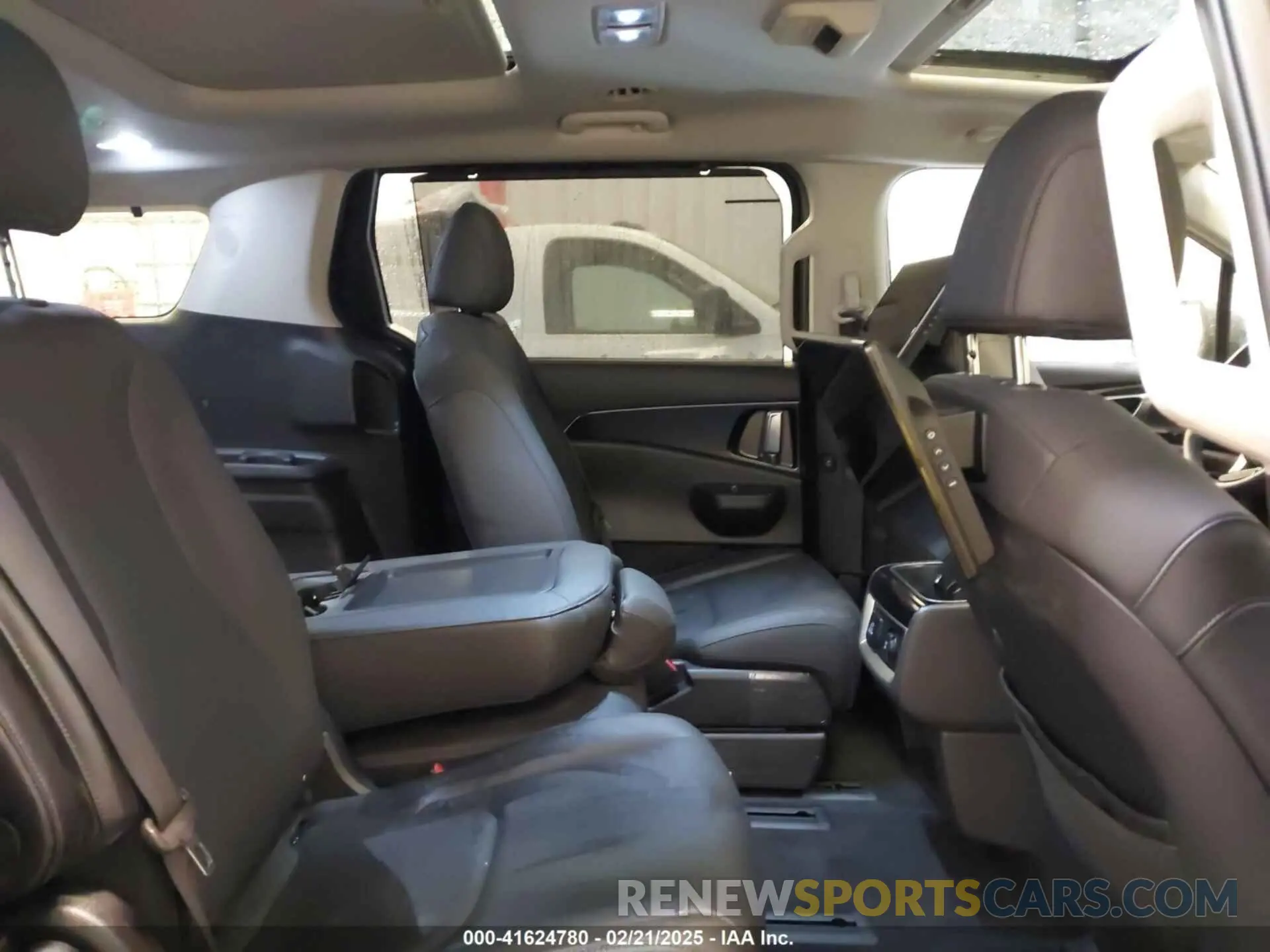 8 Фотография поврежденного автомобиля KNDNE5K33S6467800 KIA CARNIVAL MPV 2025