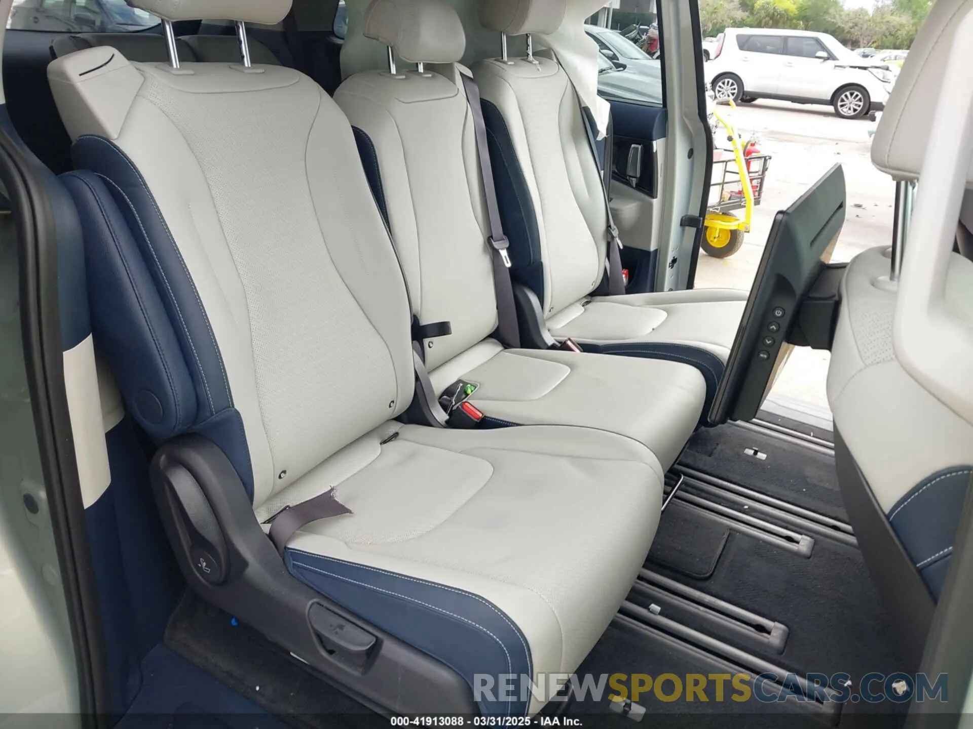 8 Фотография поврежденного автомобиля KNDNE5K38S6462298 KIA CARNIVAL MPV 2025