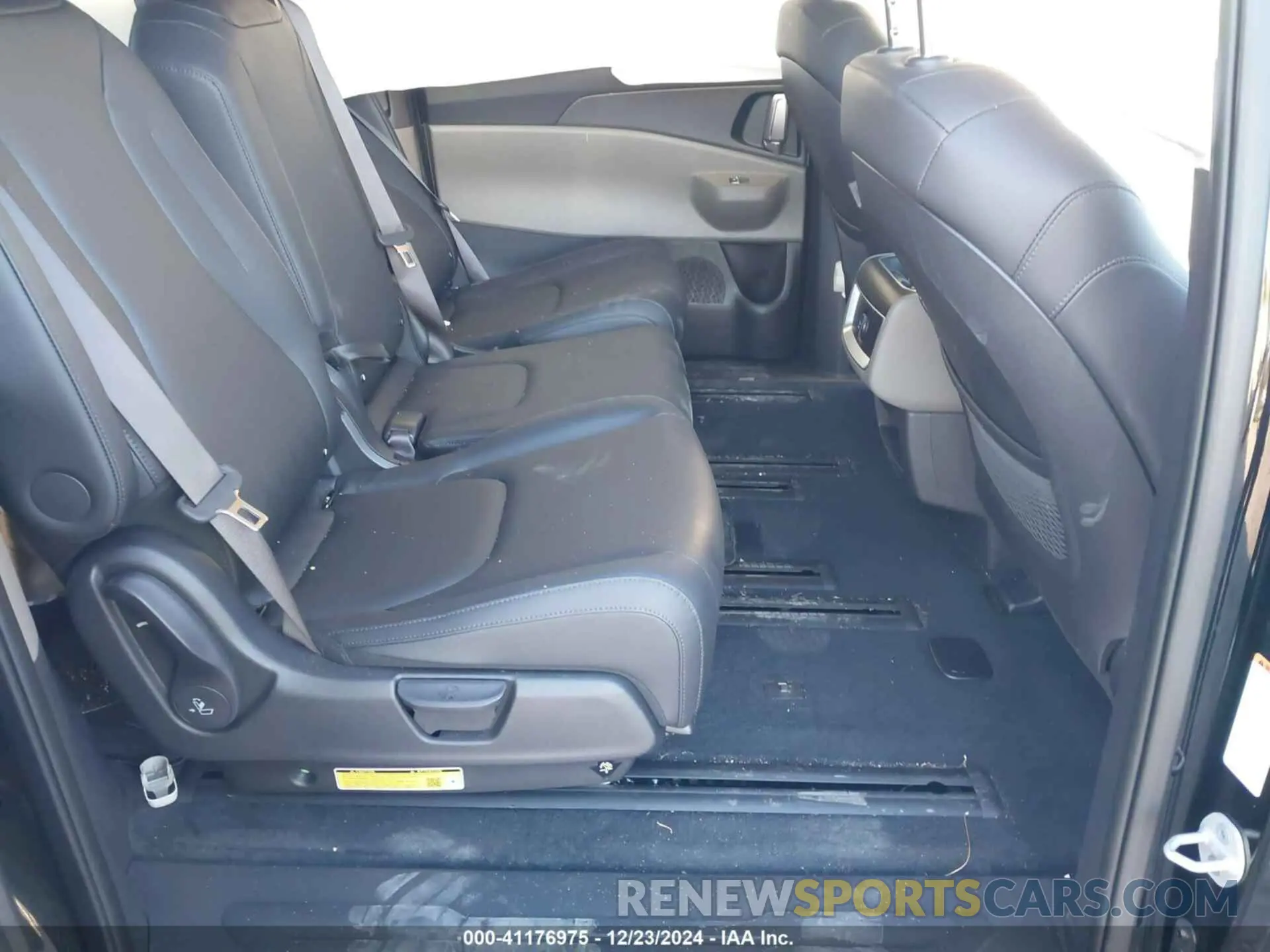 8 Фотография поврежденного автомобиля KNDNC5KA1S6033881 KIA CARNIVAL MPV HYBRID 2025