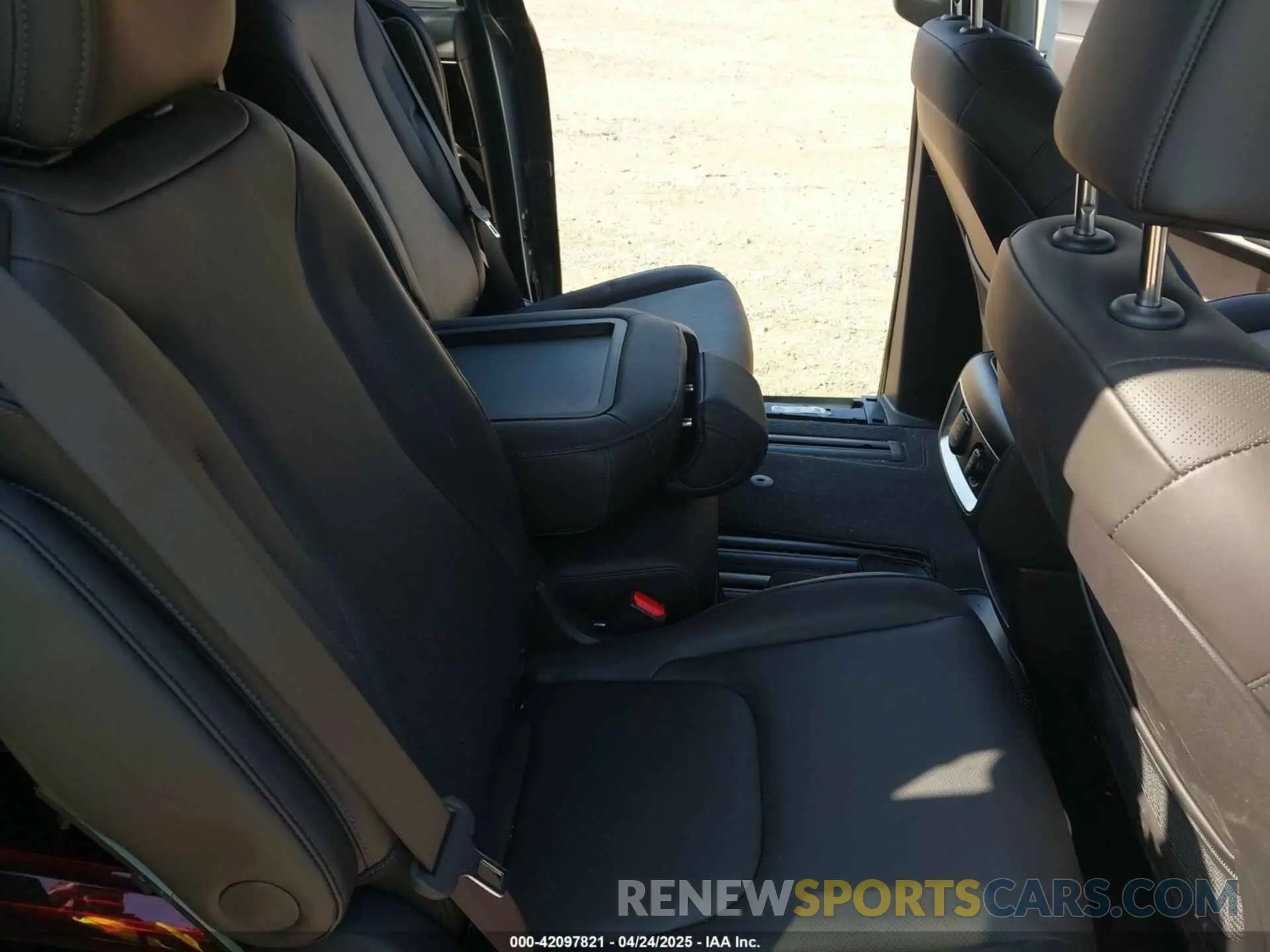 8 Фотография поврежденного автомобиля KNDNE5KA6S6037631 KIA CARNIVAL MPV HYBRID 2025