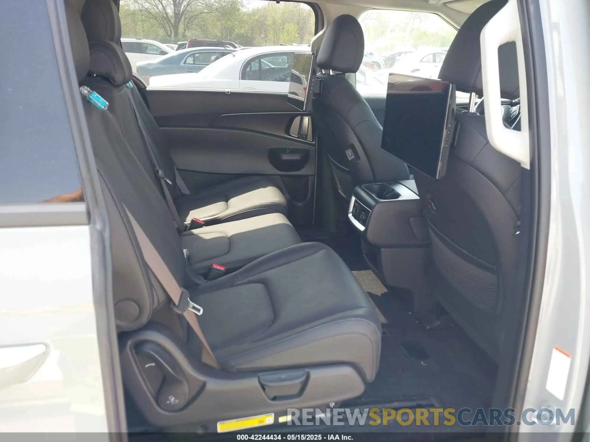 8 Photograph of a damaged car KNDNE5KA8S6042829 KIA CARNIVAL MPV HYBRID 2025