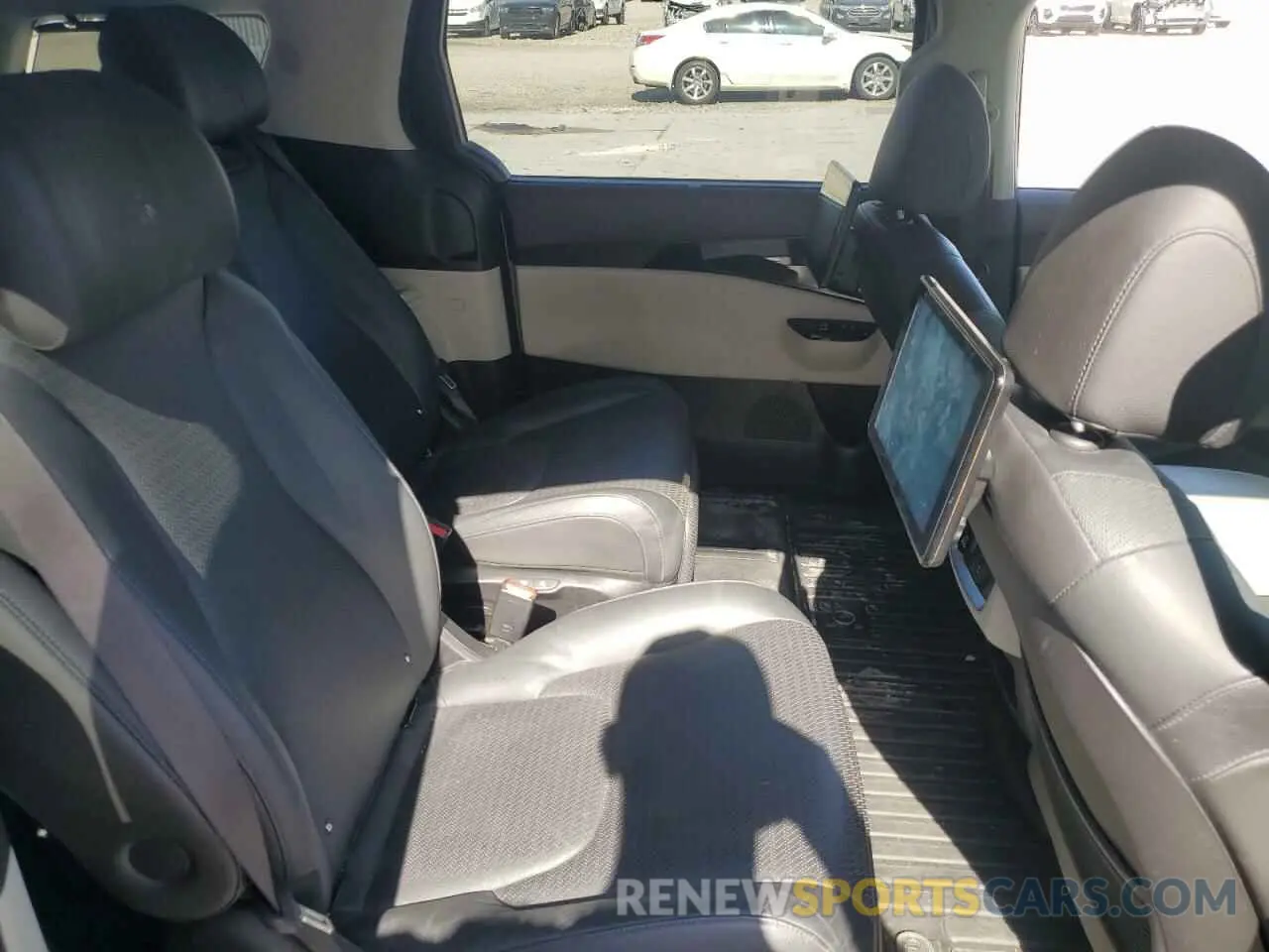 11 Photograph of a damaged car KNDNE5H38N6145245 KIA CARNIVAL S 2022