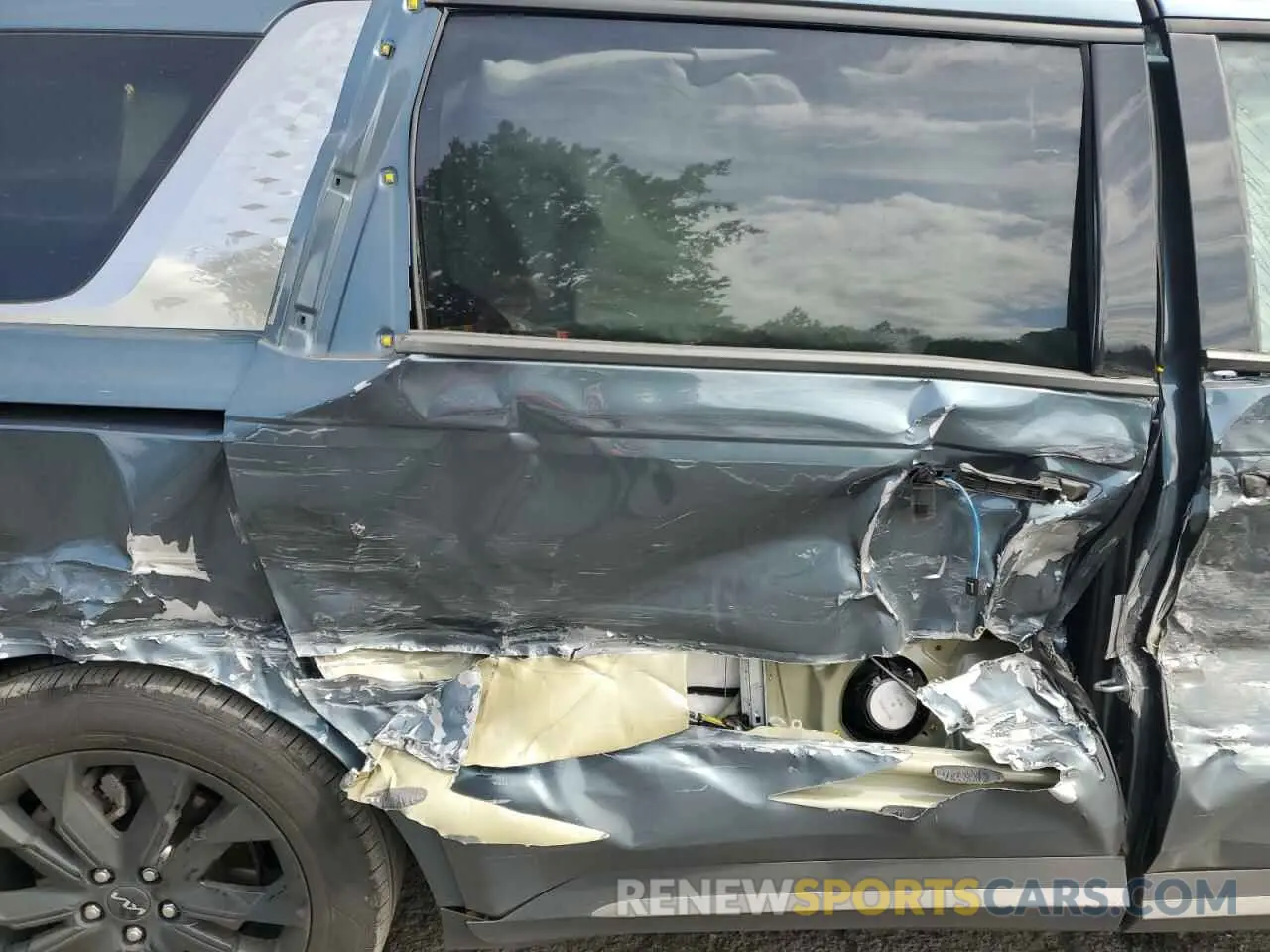11 Photograph of a damaged car KNDNE5H31P6236392 KIA CARNIVAL S 2023