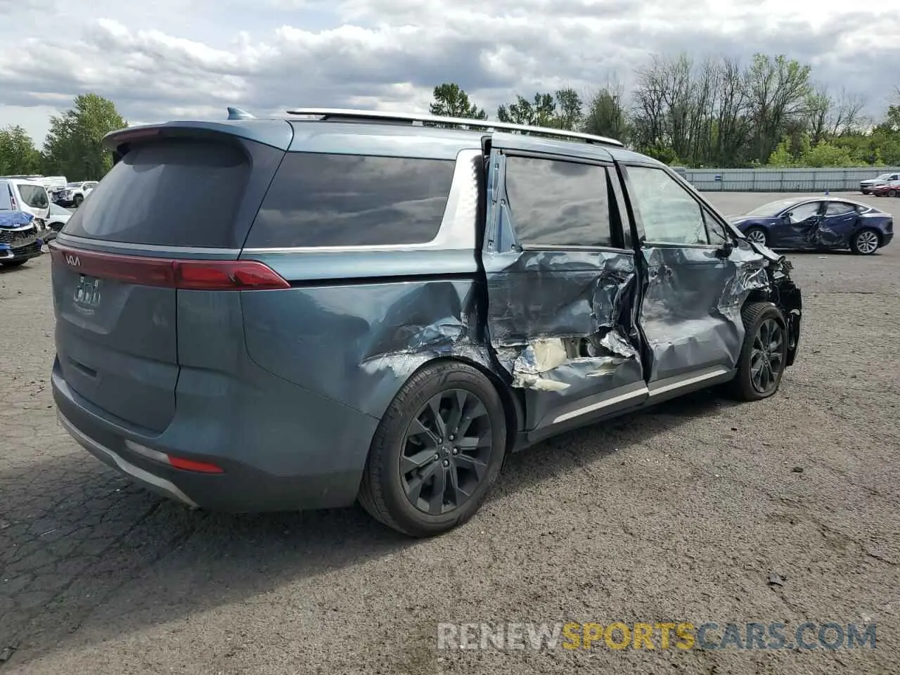 3 Photograph of a damaged car KNDNE5H31P6236392 KIA CARNIVAL S 2023