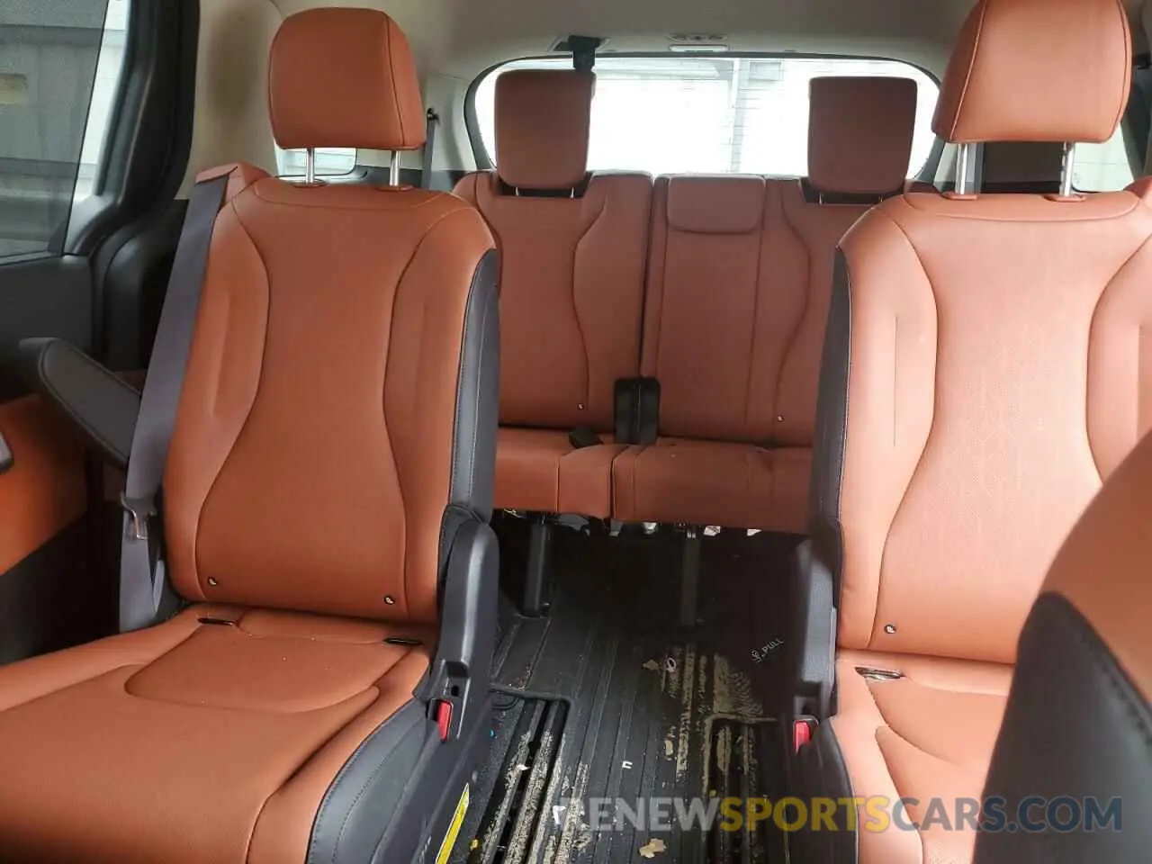 10 Photograph of a damaged car KNDNE5H37R6361335 KIA CARNIVAL S 2024