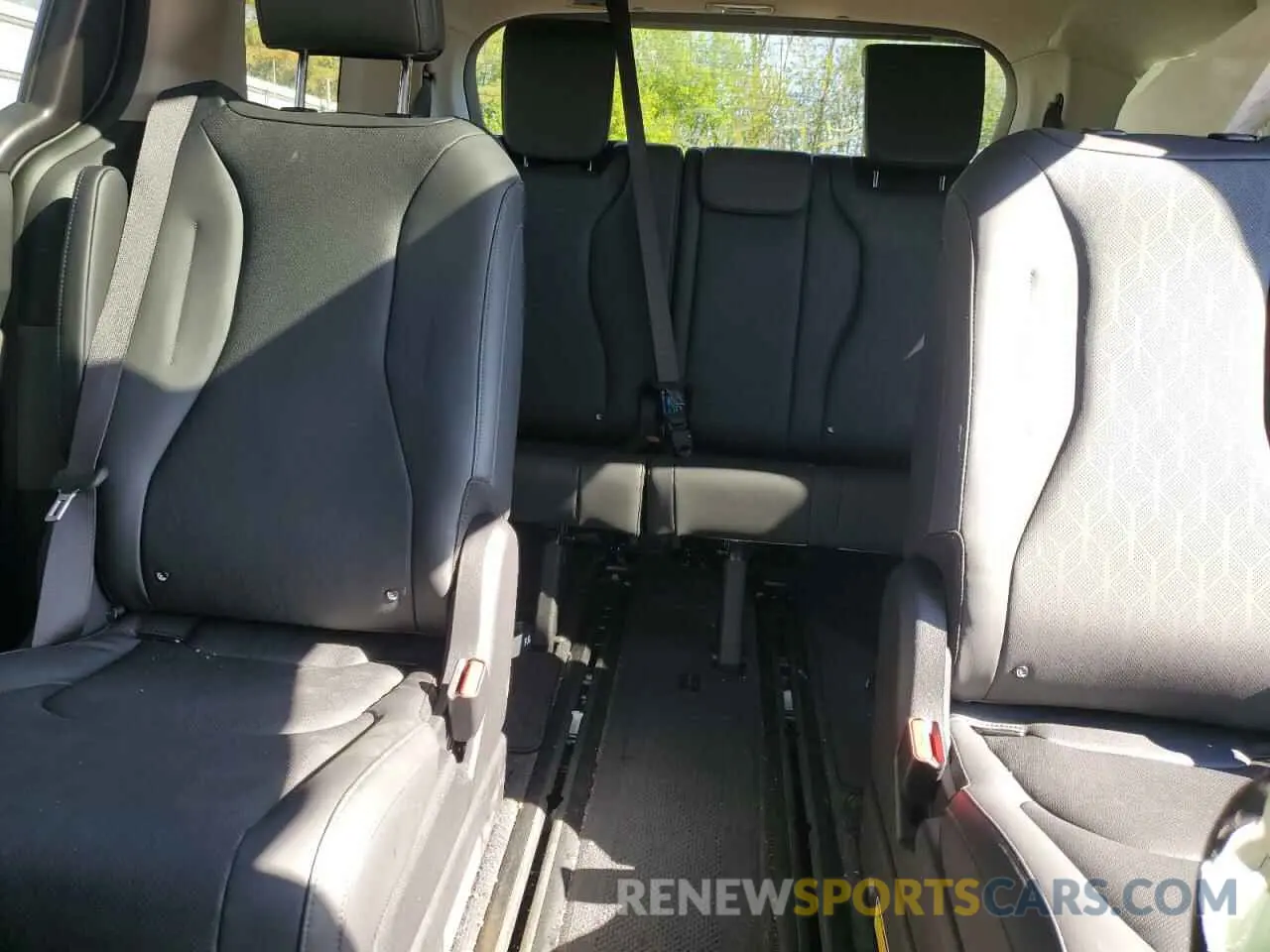 10 Photograph of a damaged car KNDNE5KAXS6042184 KIA CARNIVAL S 2025