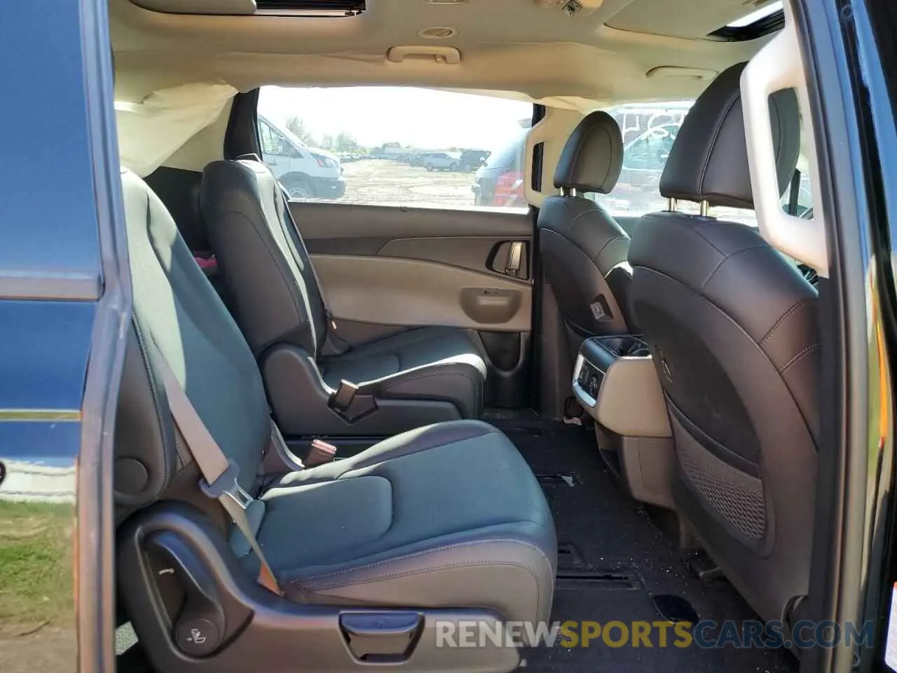 11 Photograph of a damaged car KNDNE5KAXS6042184 KIA CARNIVAL S 2025