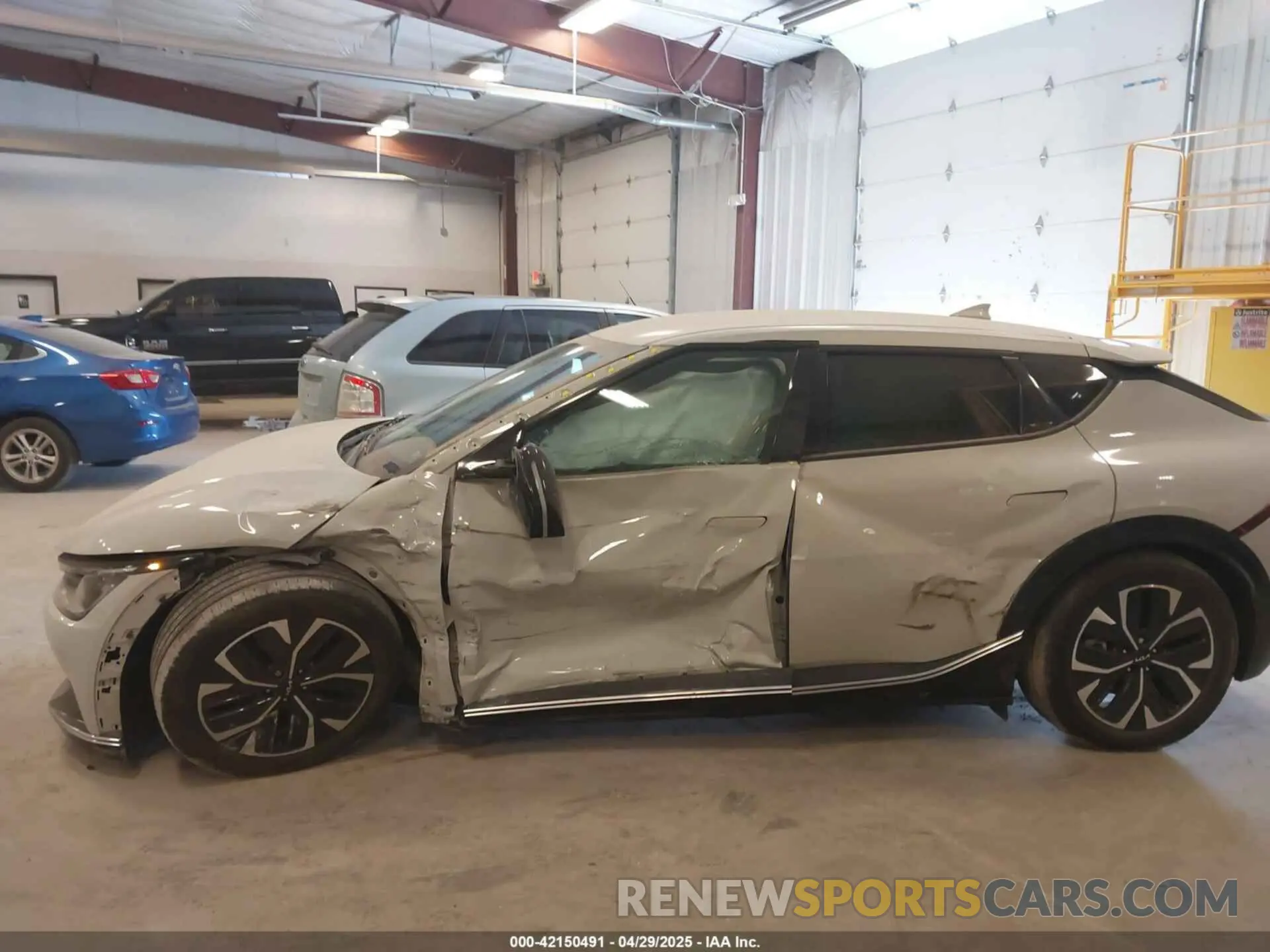 14 Photograph of a damaged car KNDC3DLC6N5084532 KIA EV6 2022