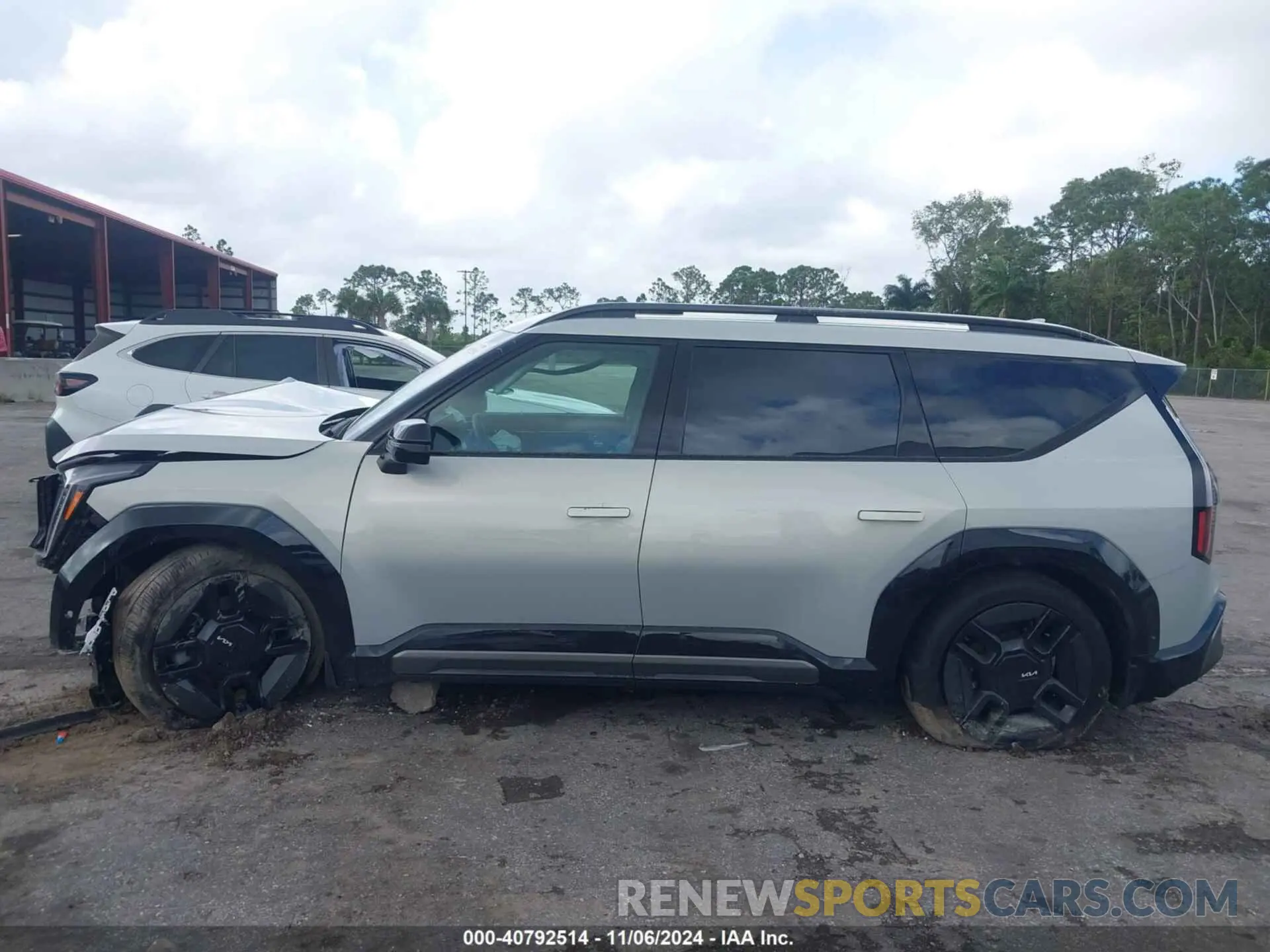 14 Photograph of a damaged car KNDAEFS58R6038376 KIA EV9 2024