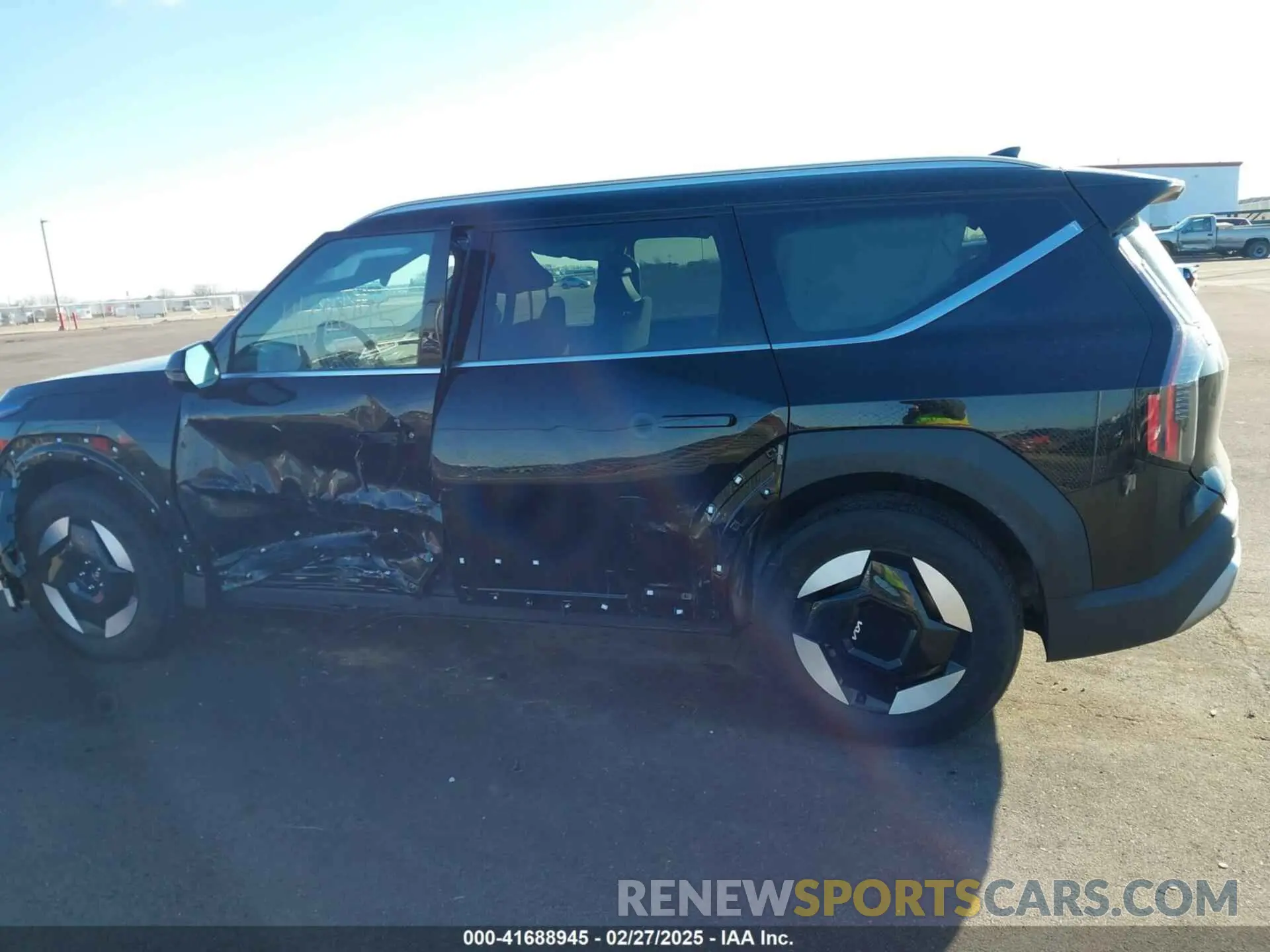 14 Photograph of a damaged car KNDAFFS58R6022482 KIA EV9 2024