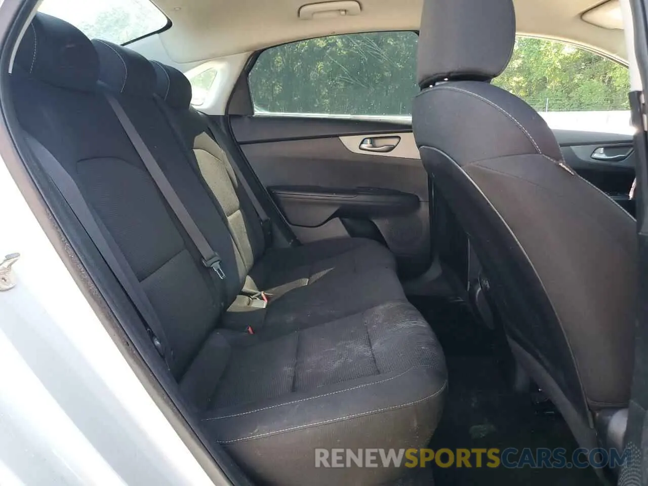10 Photograph of a damaged car 3KPF24AD0KE108349 KIA FORTE 2019